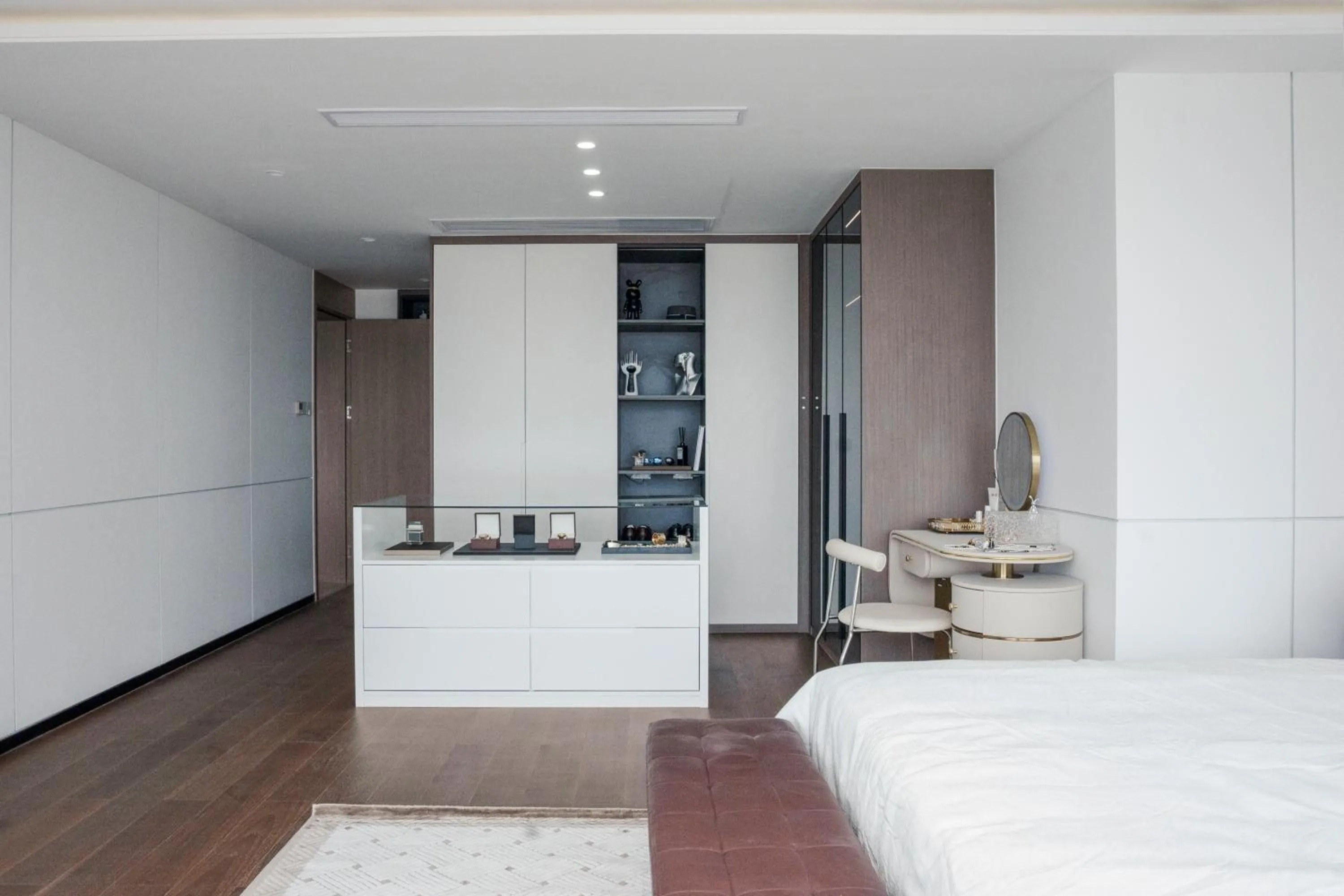 wardrobe, Bed in Merton Holiday Inn