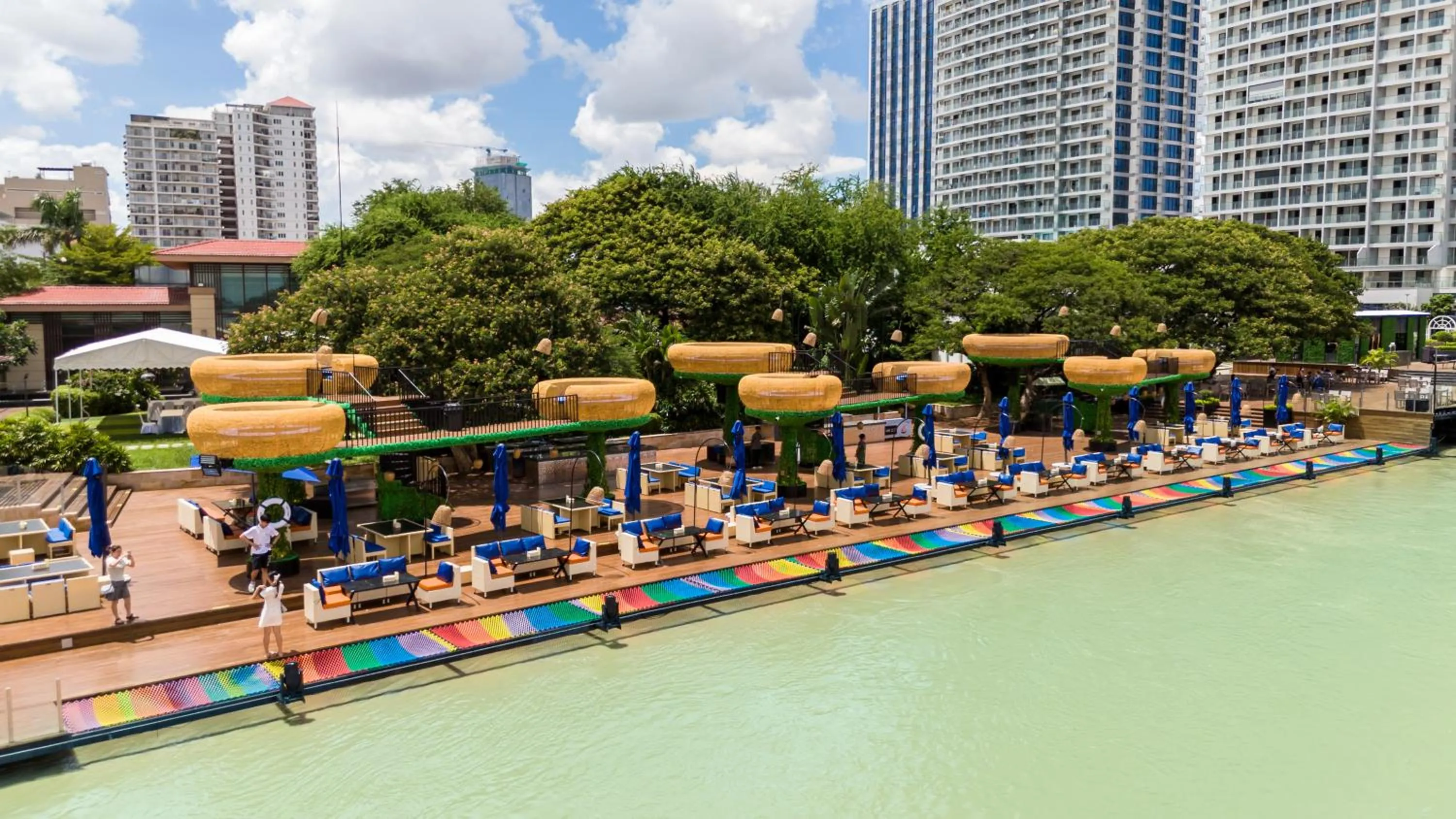 Restaurant/places to eat in Merton Holiday Inn