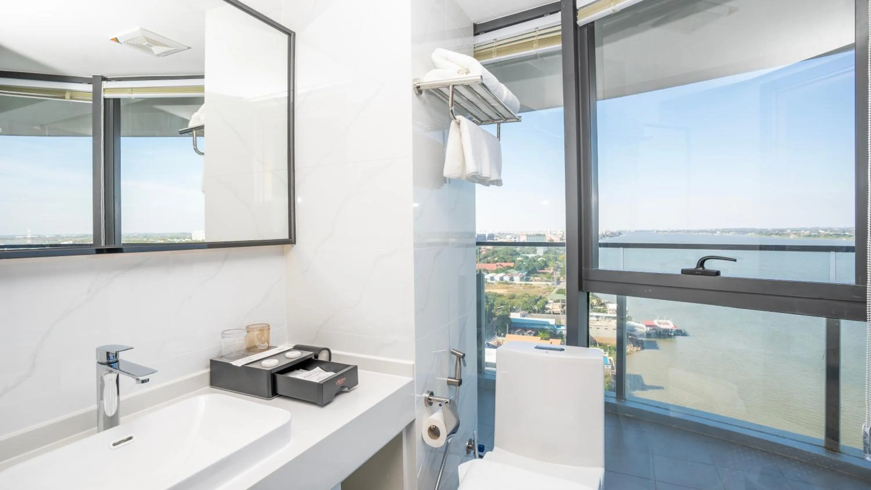 Toilet in Merton Holiday Inn