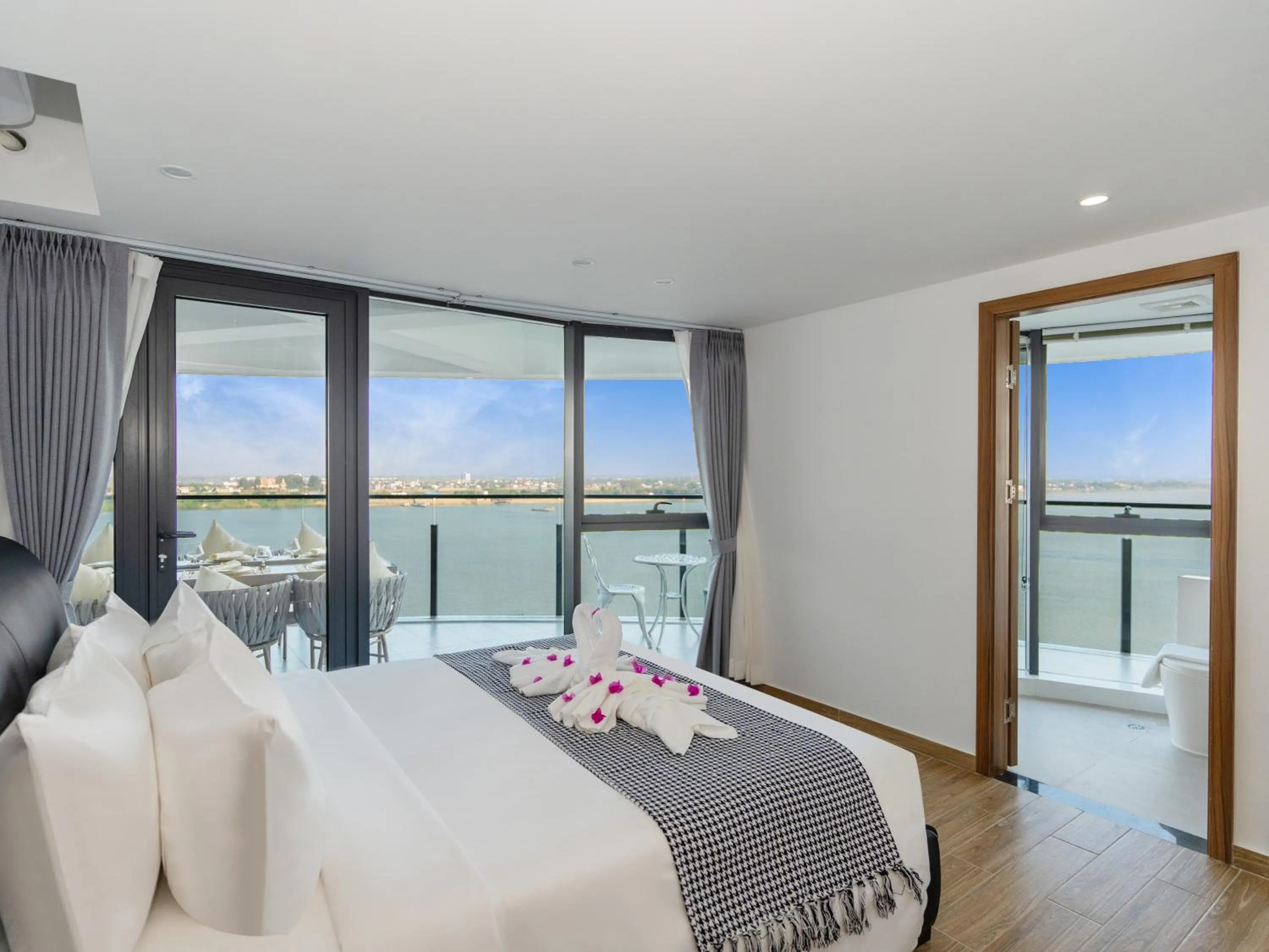 Natural landscape, Bed in Merton Holiday Inn