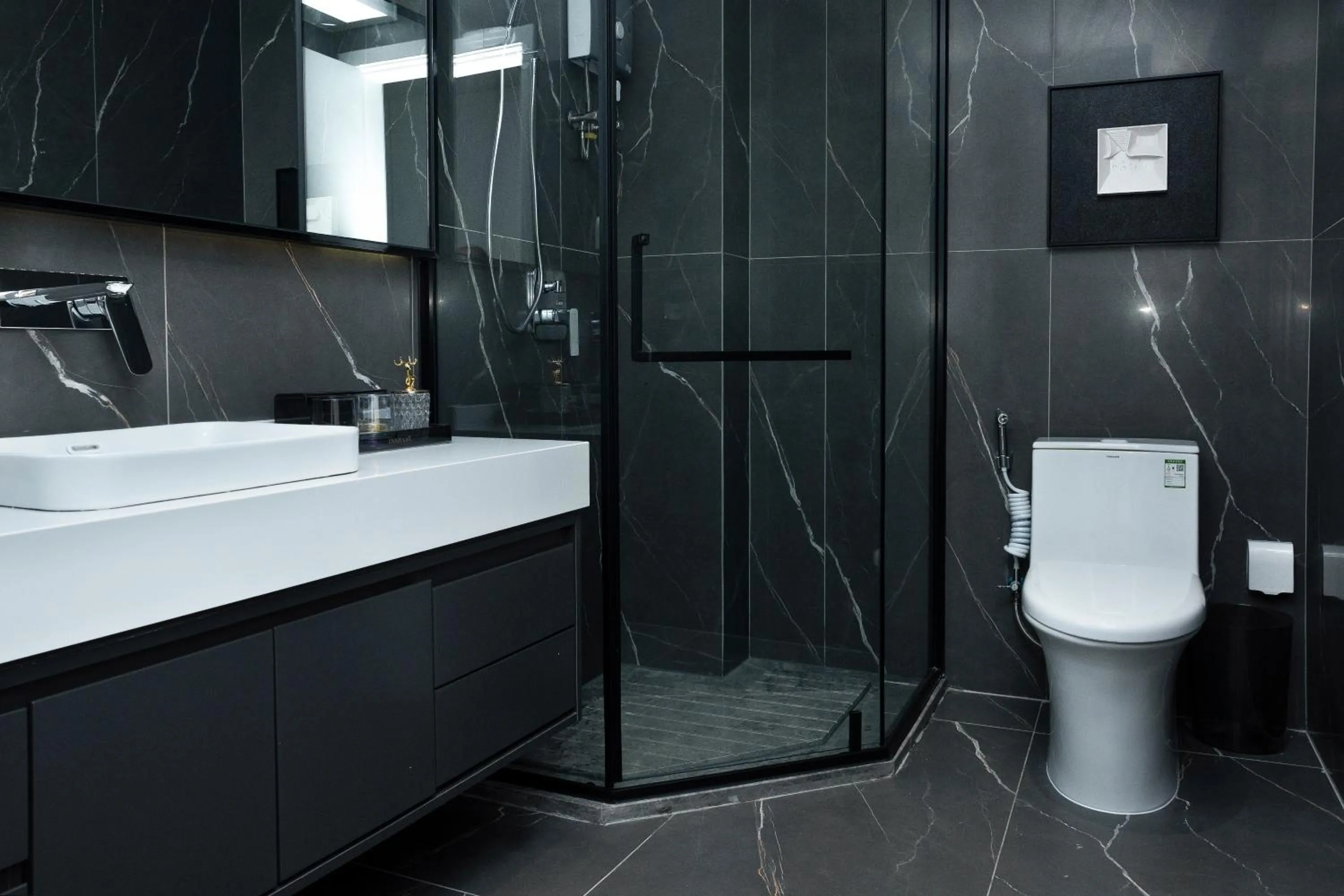 Shower in Merton Holiday Inn