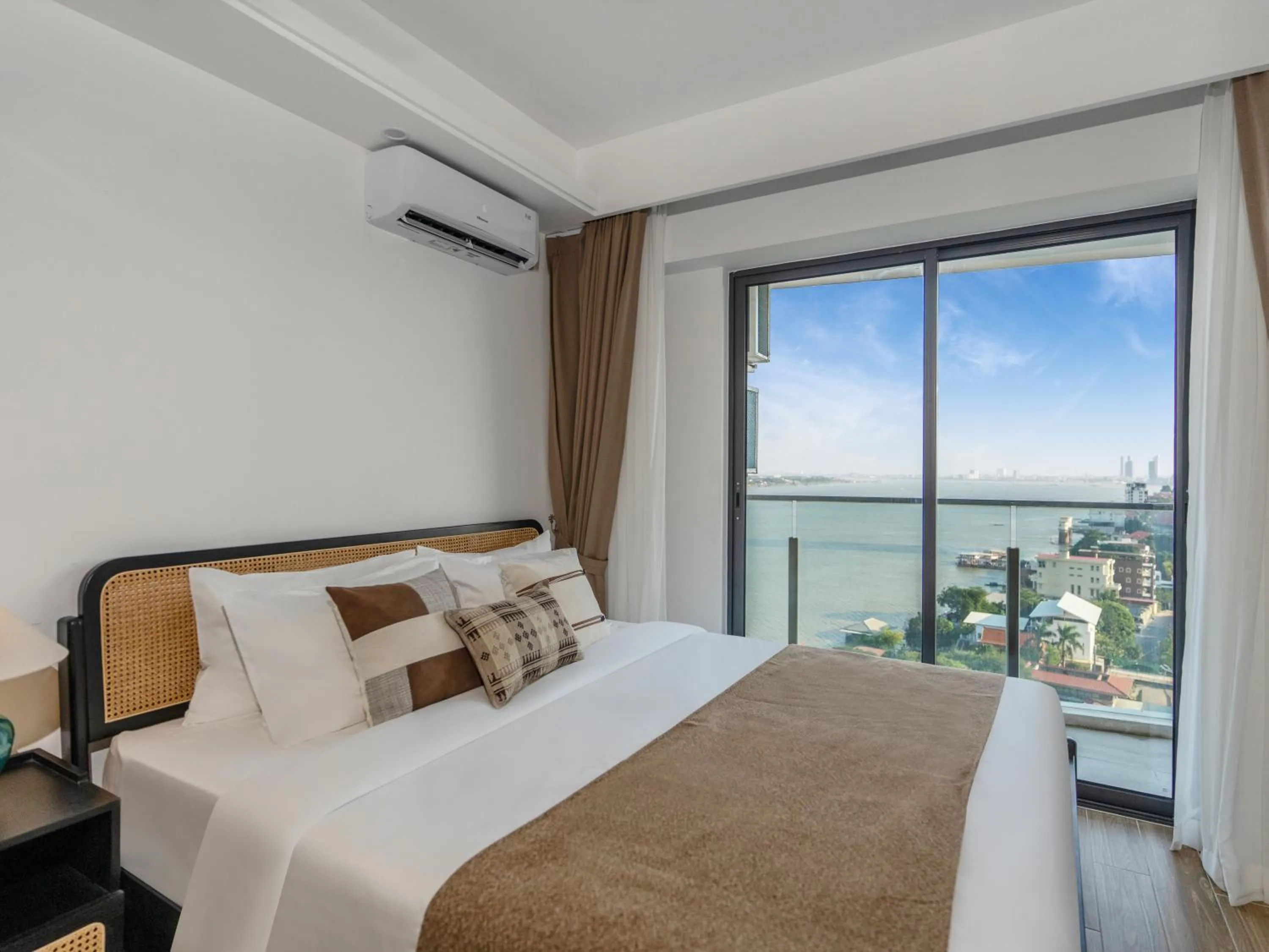 Property building, Bed in Merton Holiday Inn