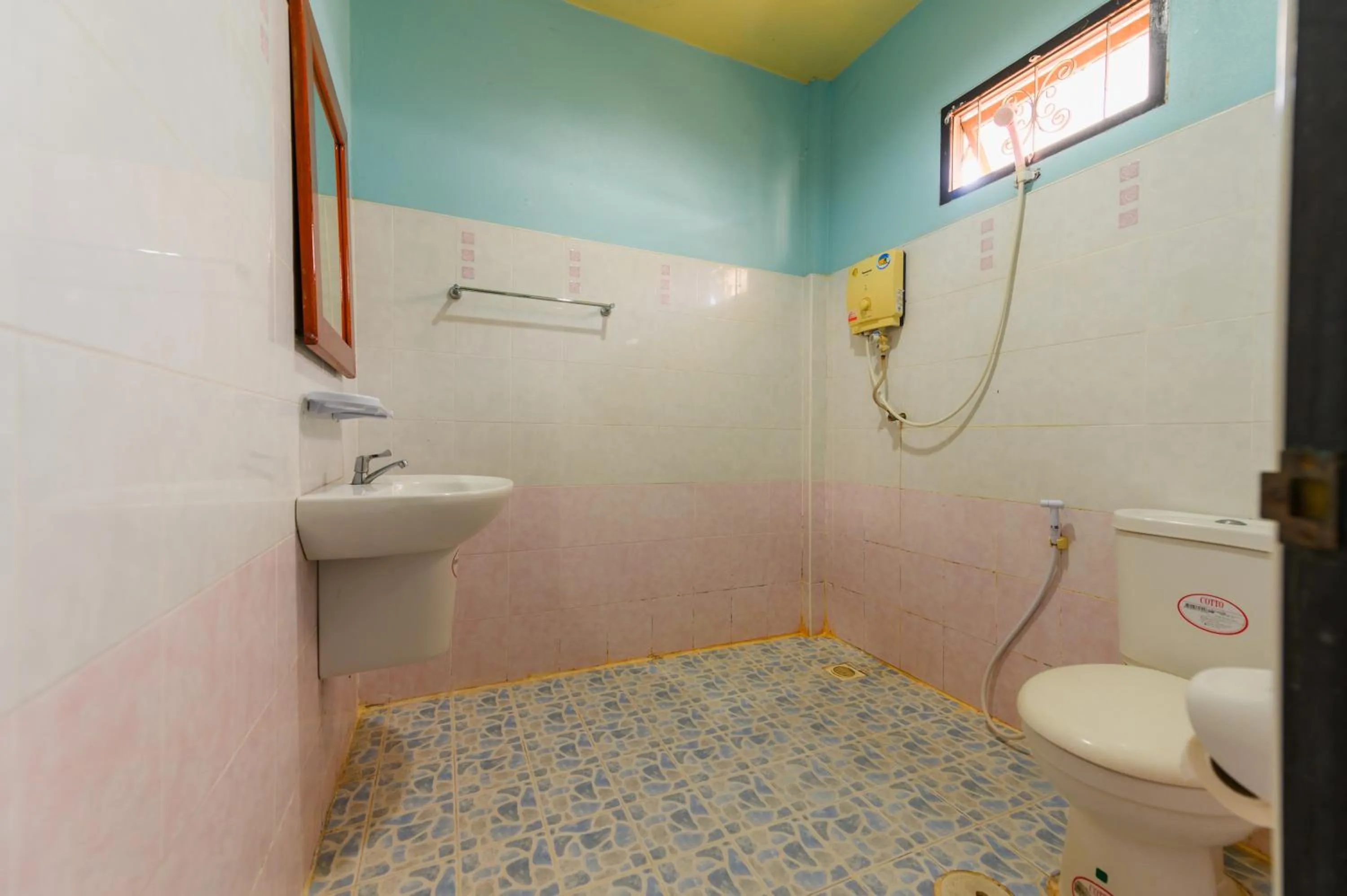 Bathroom in Kongkhamkoon Hotel