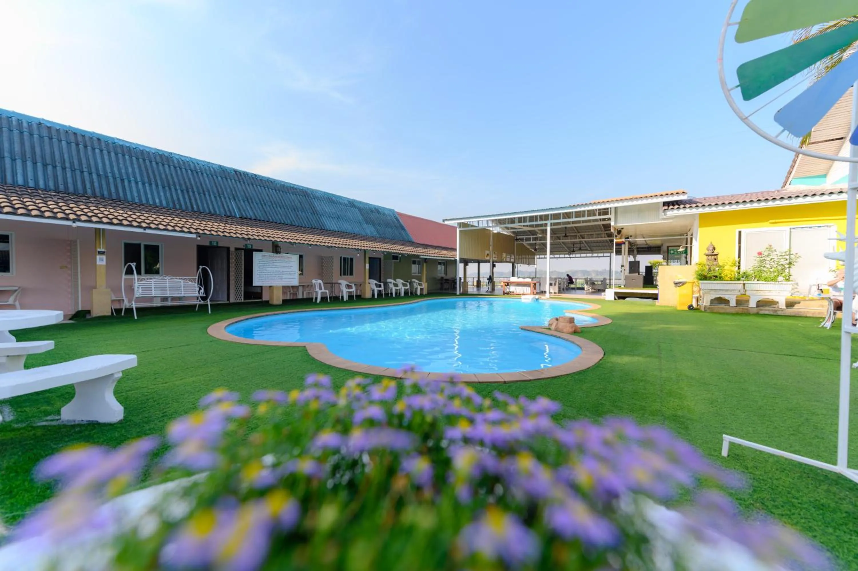 Swimming pool in Kongkhamkoon Hotel