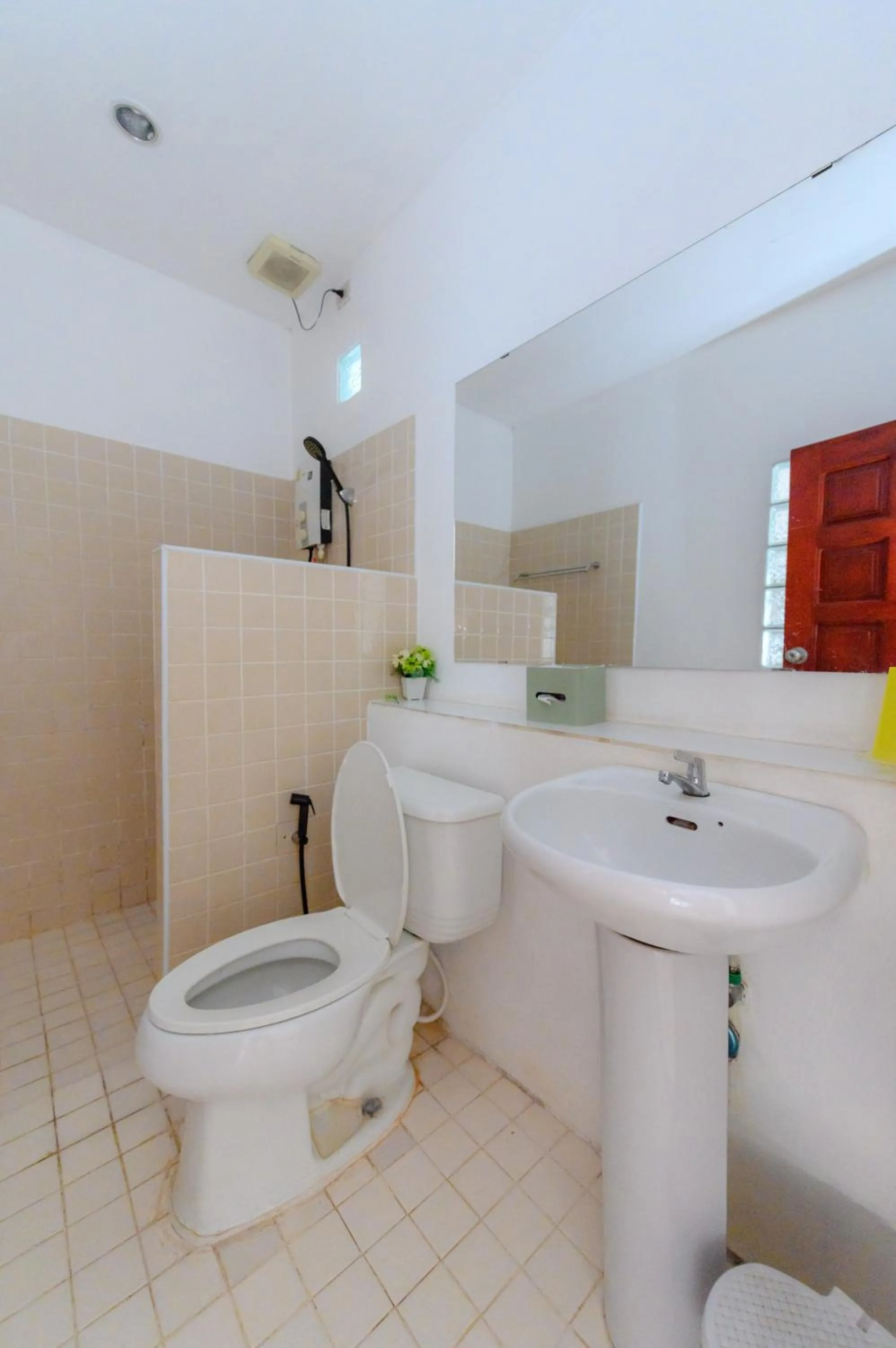 Bathroom in Kongkhamkoon Hotel