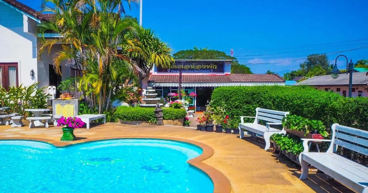 Swimming pool in Kongkhamkoon Hotel
