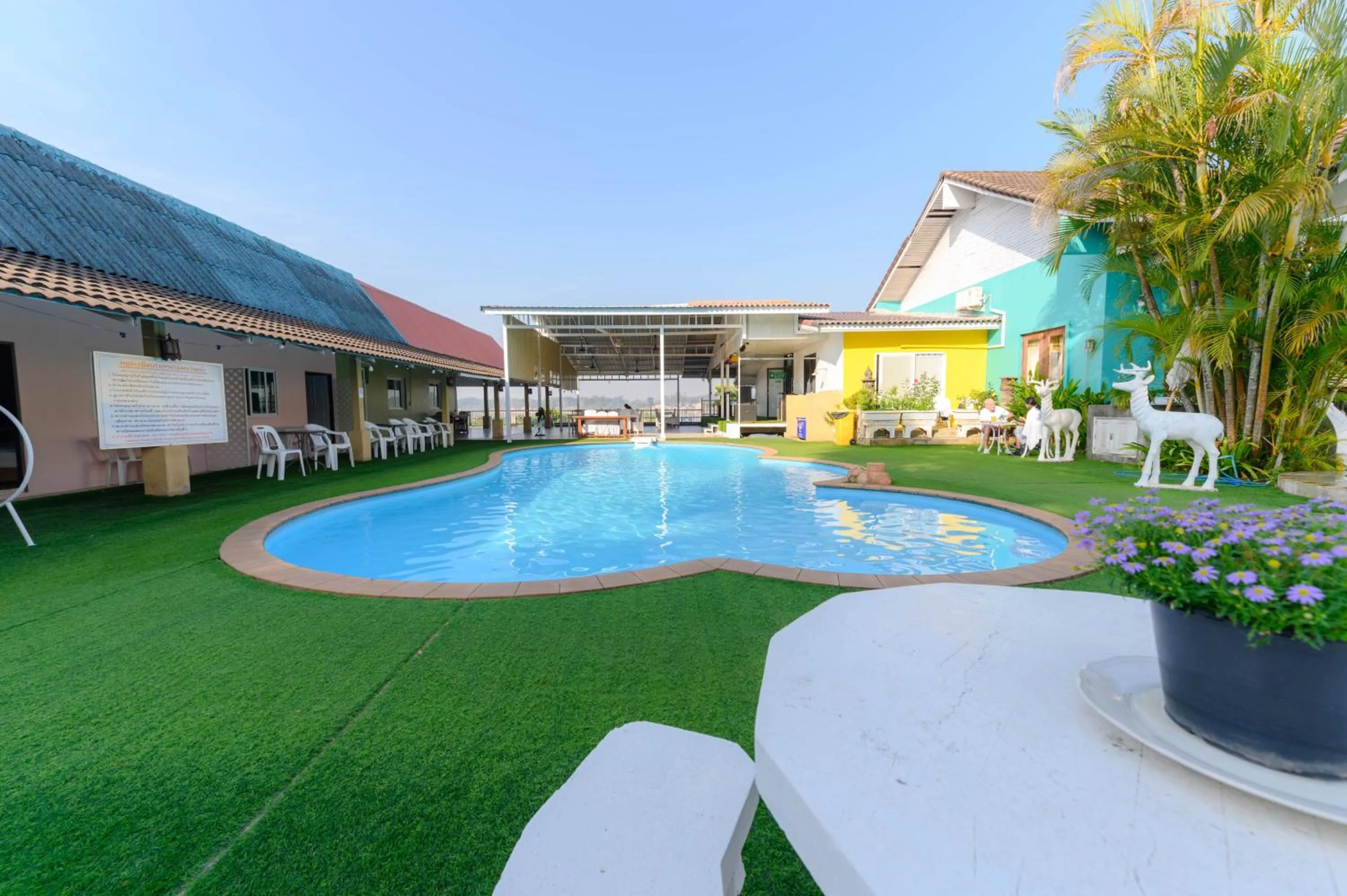 Swimming pool in Kongkhamkoon Hotel
