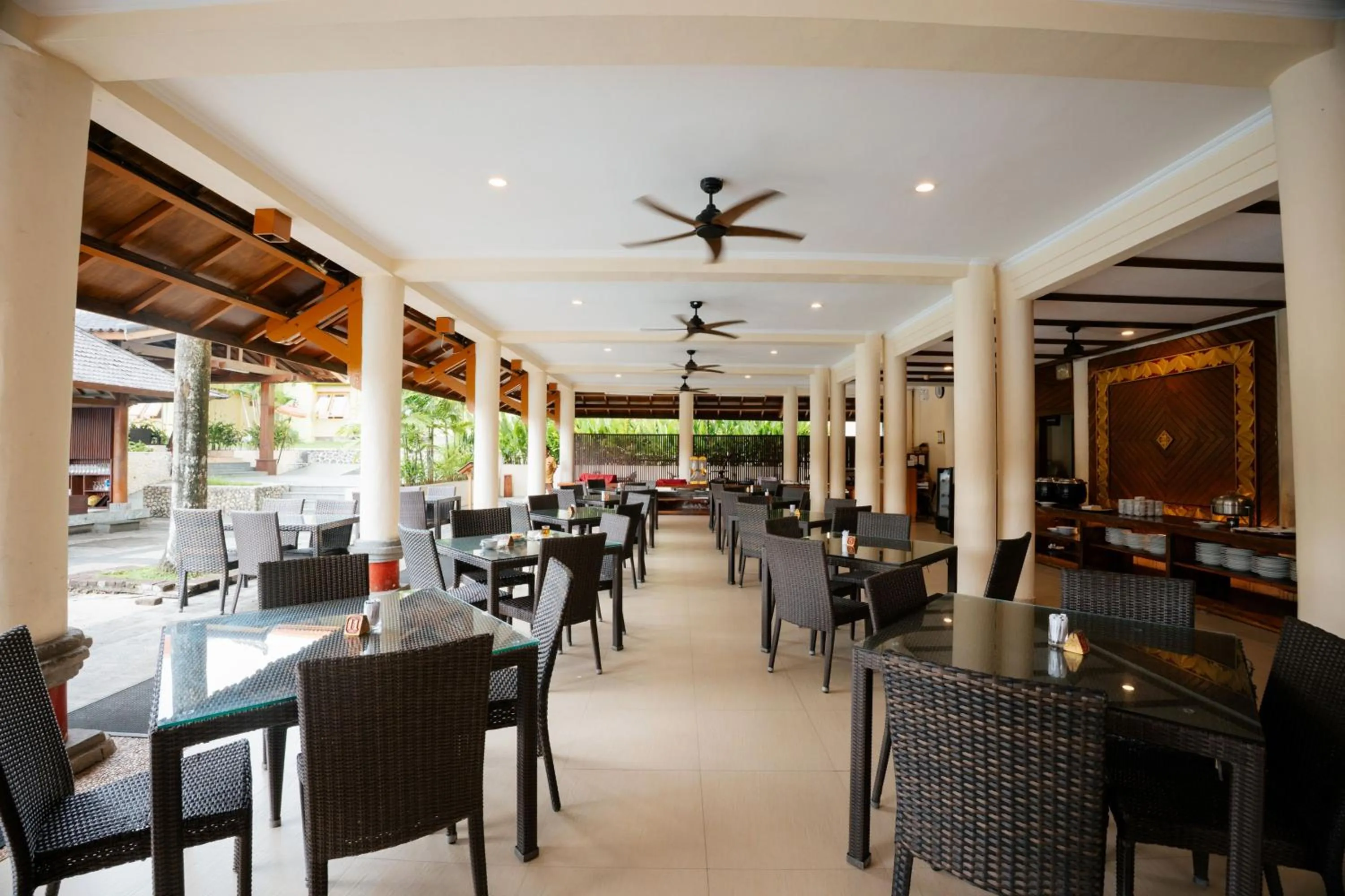 Restaurant/places to eat in Kana Suites Jimbaran By Fays Hospitality