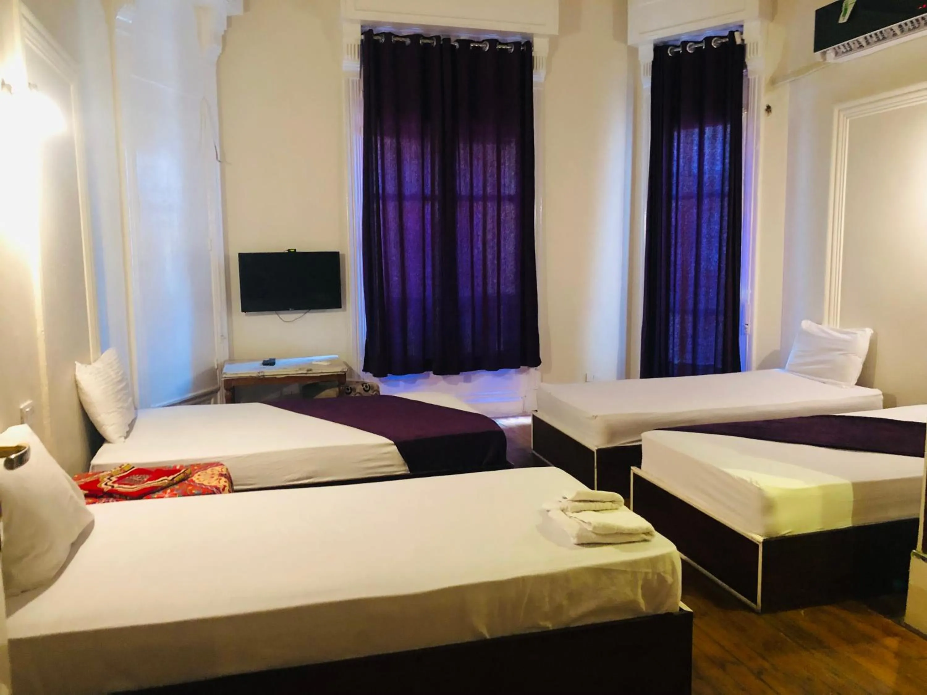 Communal lounge/ TV room, Bed in Mesho Cairo Hostel