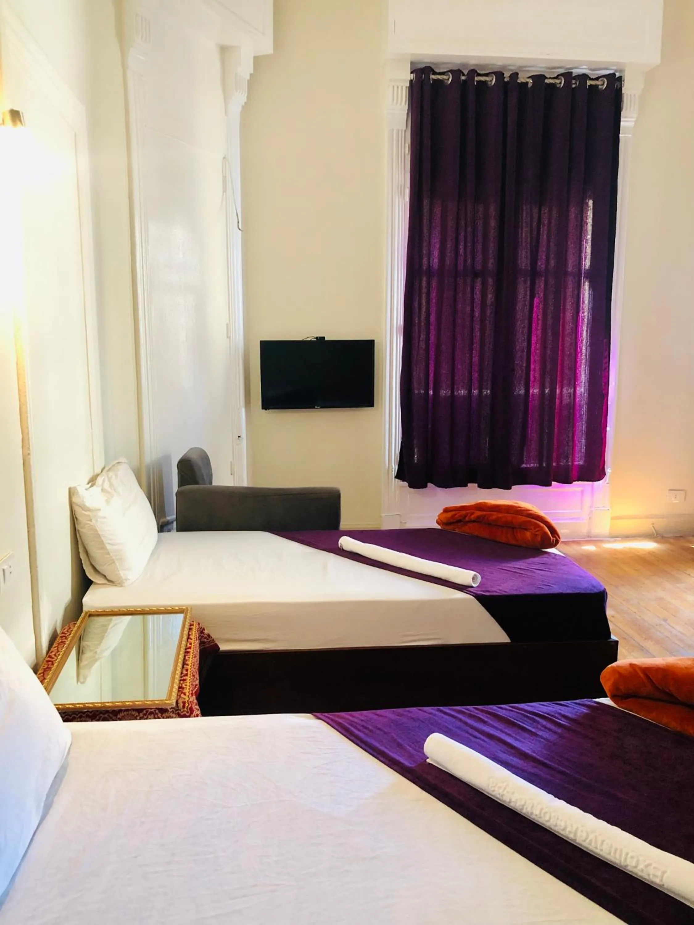 Communal lounge/ TV room, Bed in Mesho Cairo Hostel