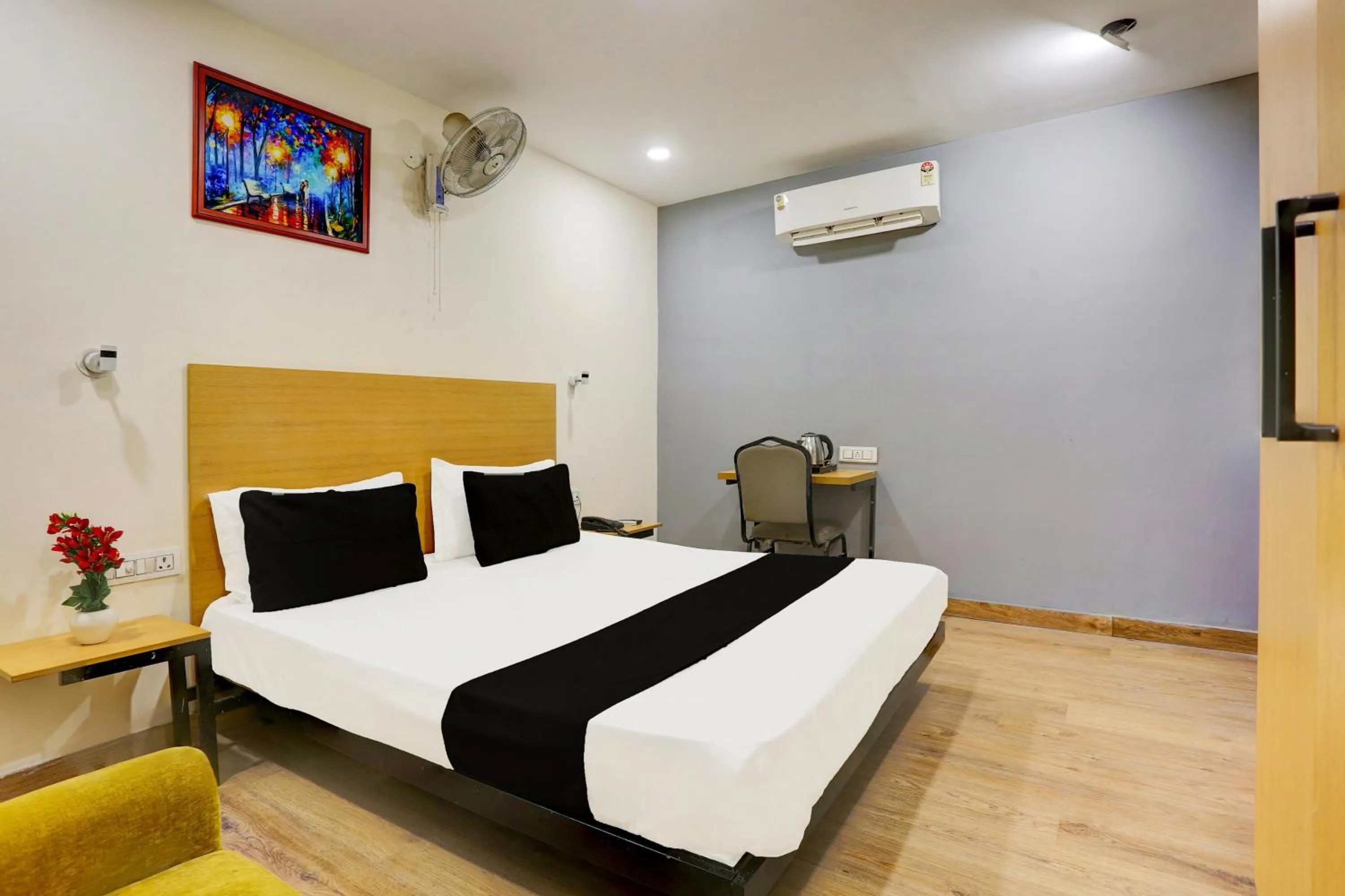 Bedroom, Bed in Super Hotel O Near Uttam Nagar East Metro