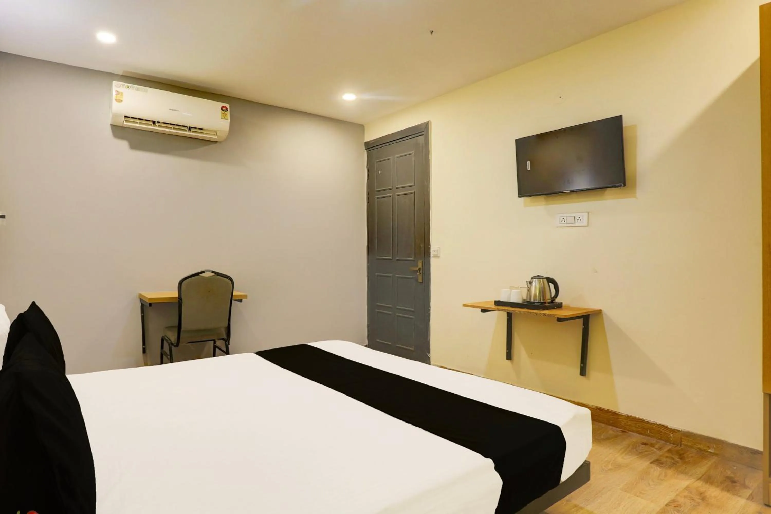 Bathroom, Bed in Super Hotel O Near Uttam Nagar East Metro