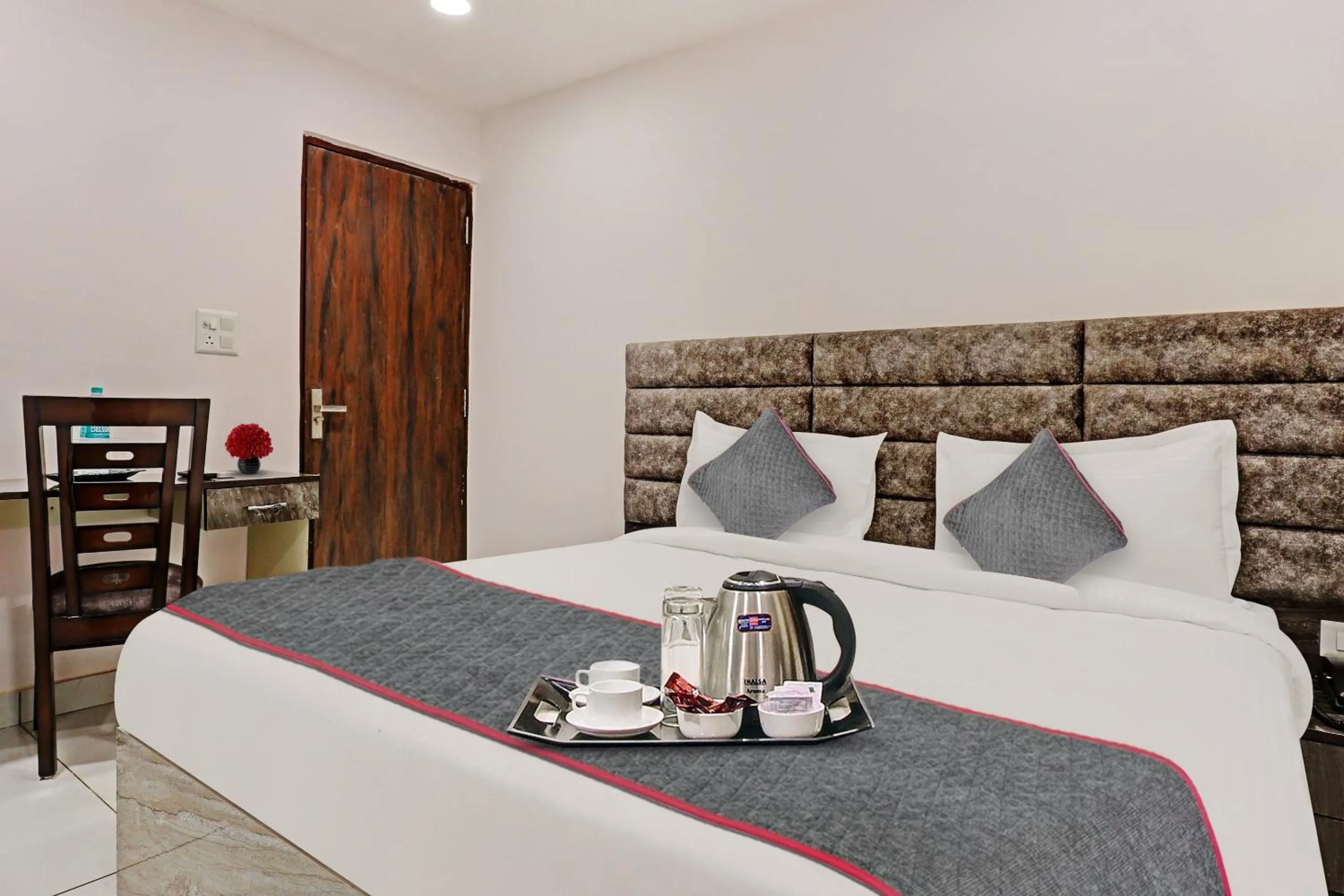 Bedroom, Bed in Super Townhouse Roadway Inn