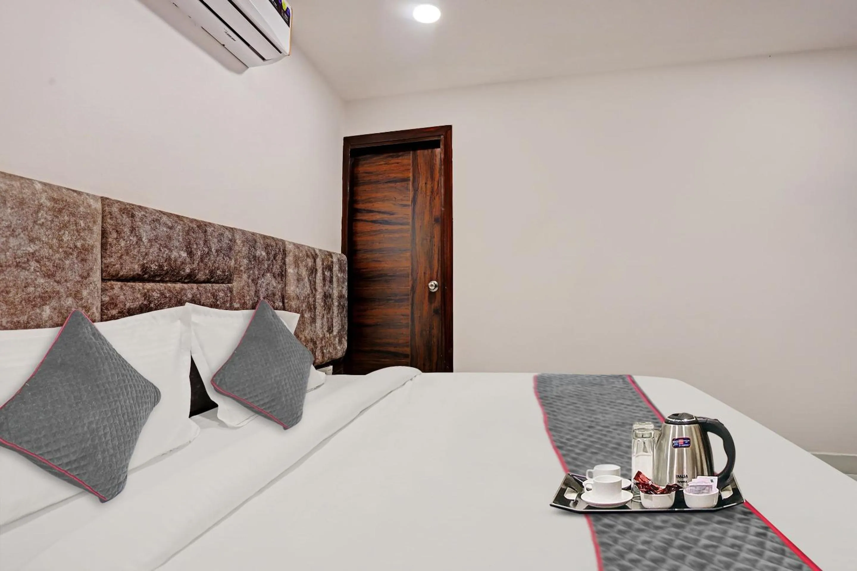 Bedroom, Bed in Super Townhouse Roadway Inn