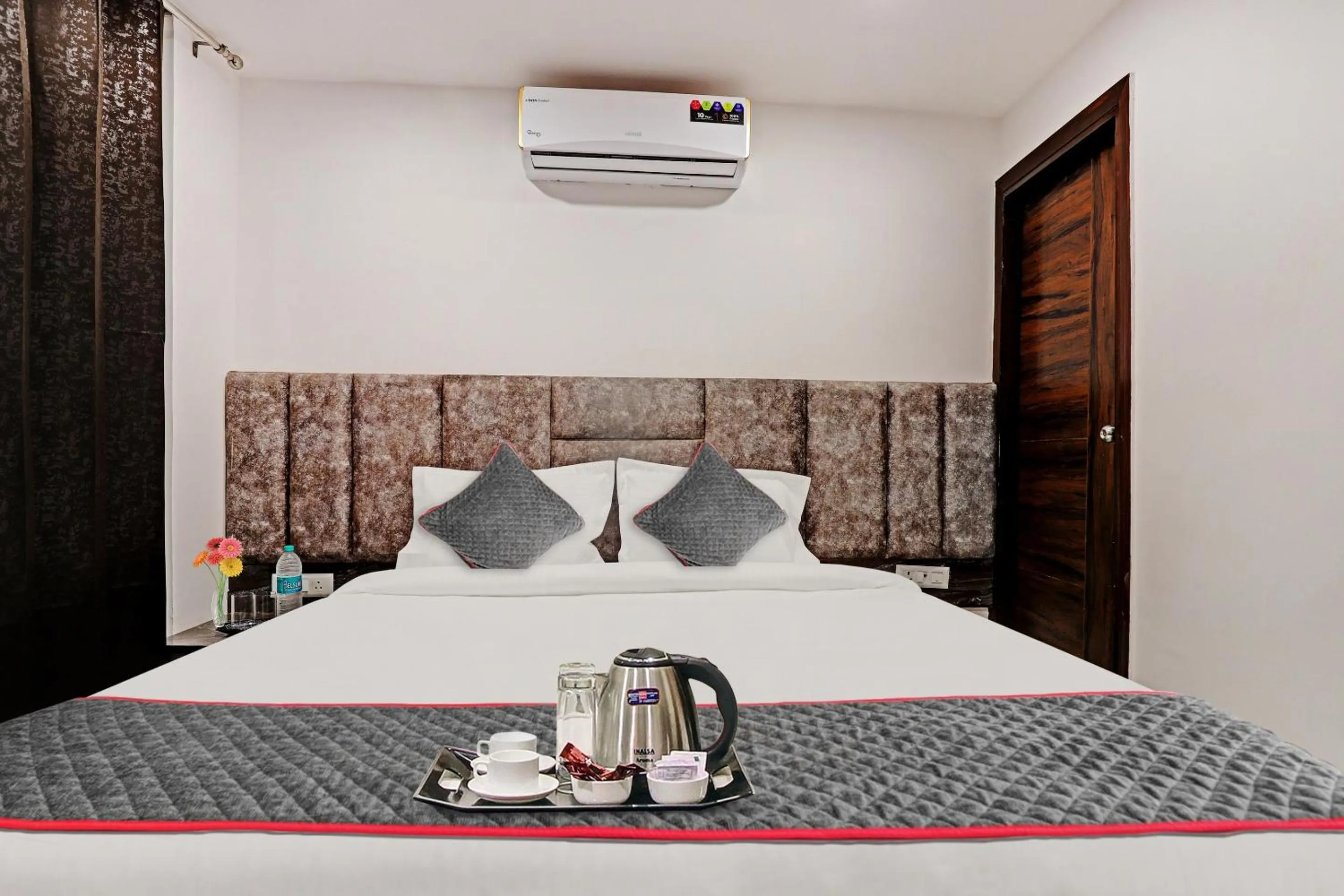 Bedroom, Bed in Super Townhouse Roadway Inn