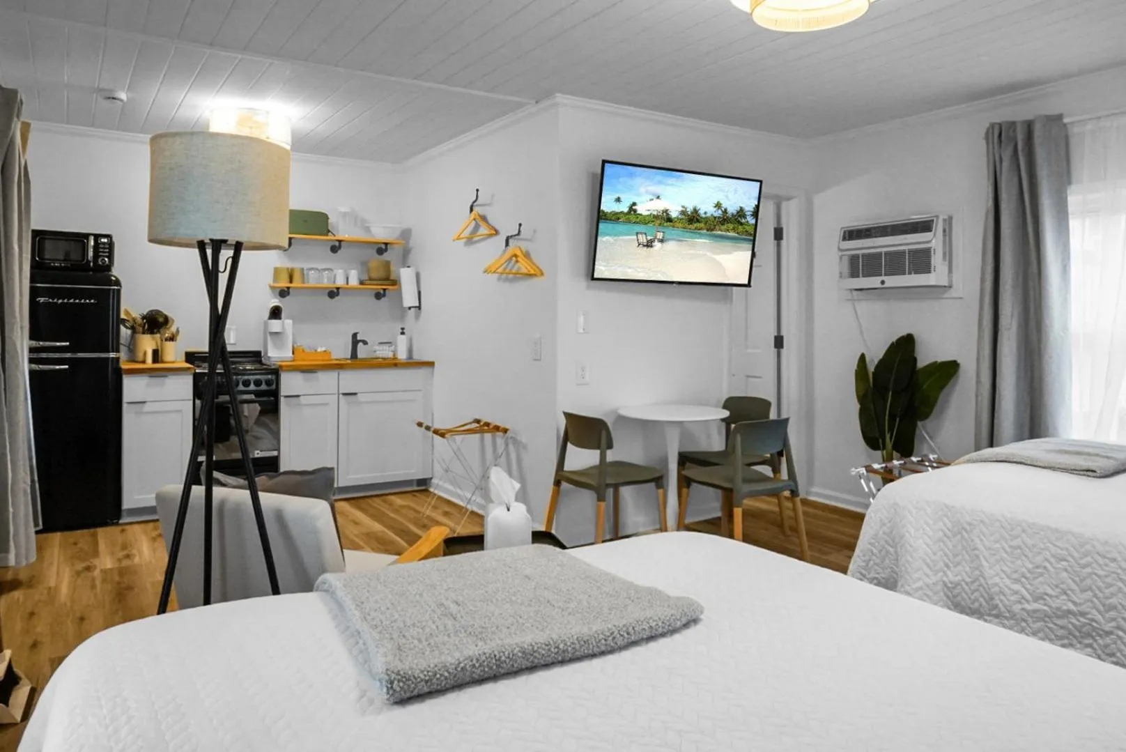 Photo of the whole room, Bed in The Boardwalk Inn