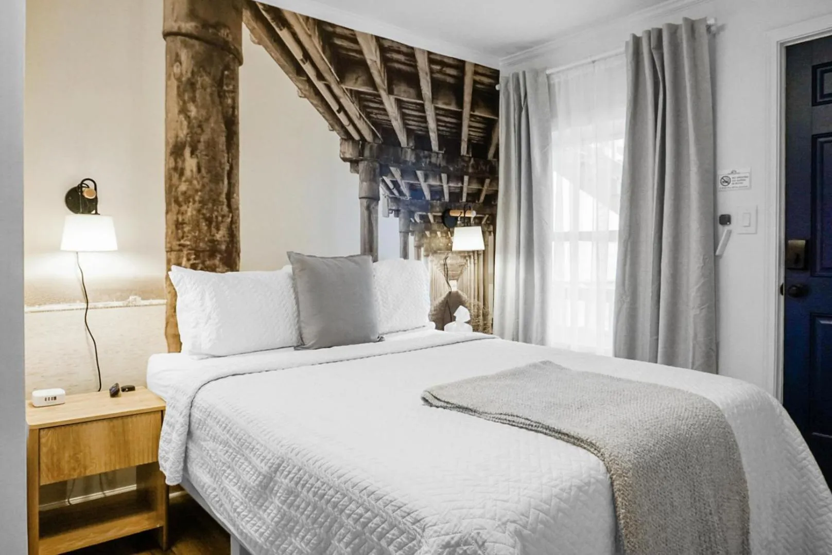 Photo of the whole room, Bed in The Boardwalk Inn