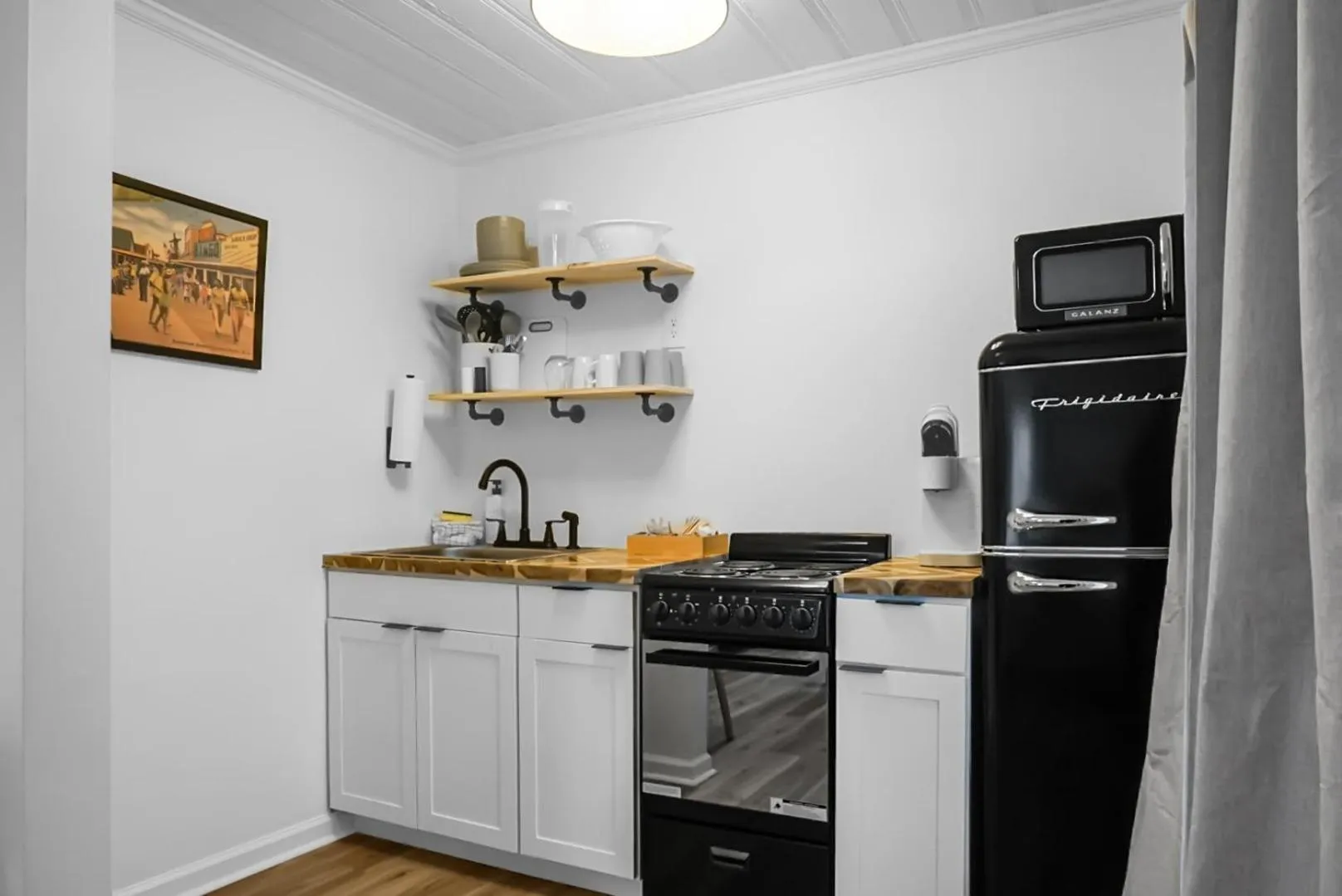 Kitchen or kitchenette in The Boardwalk Inn