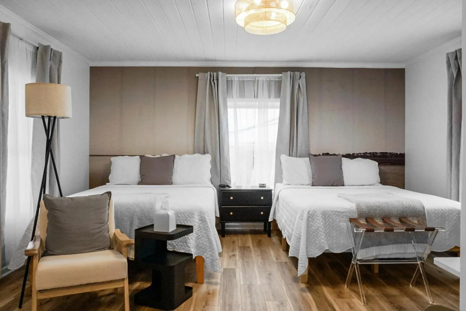 Photo of the whole room, Bed in The Boardwalk Inn