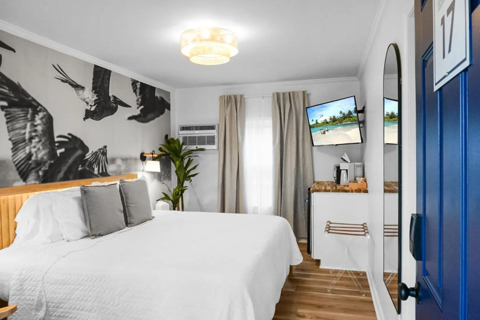 Photo of the whole room, Bed in The Boardwalk Inn