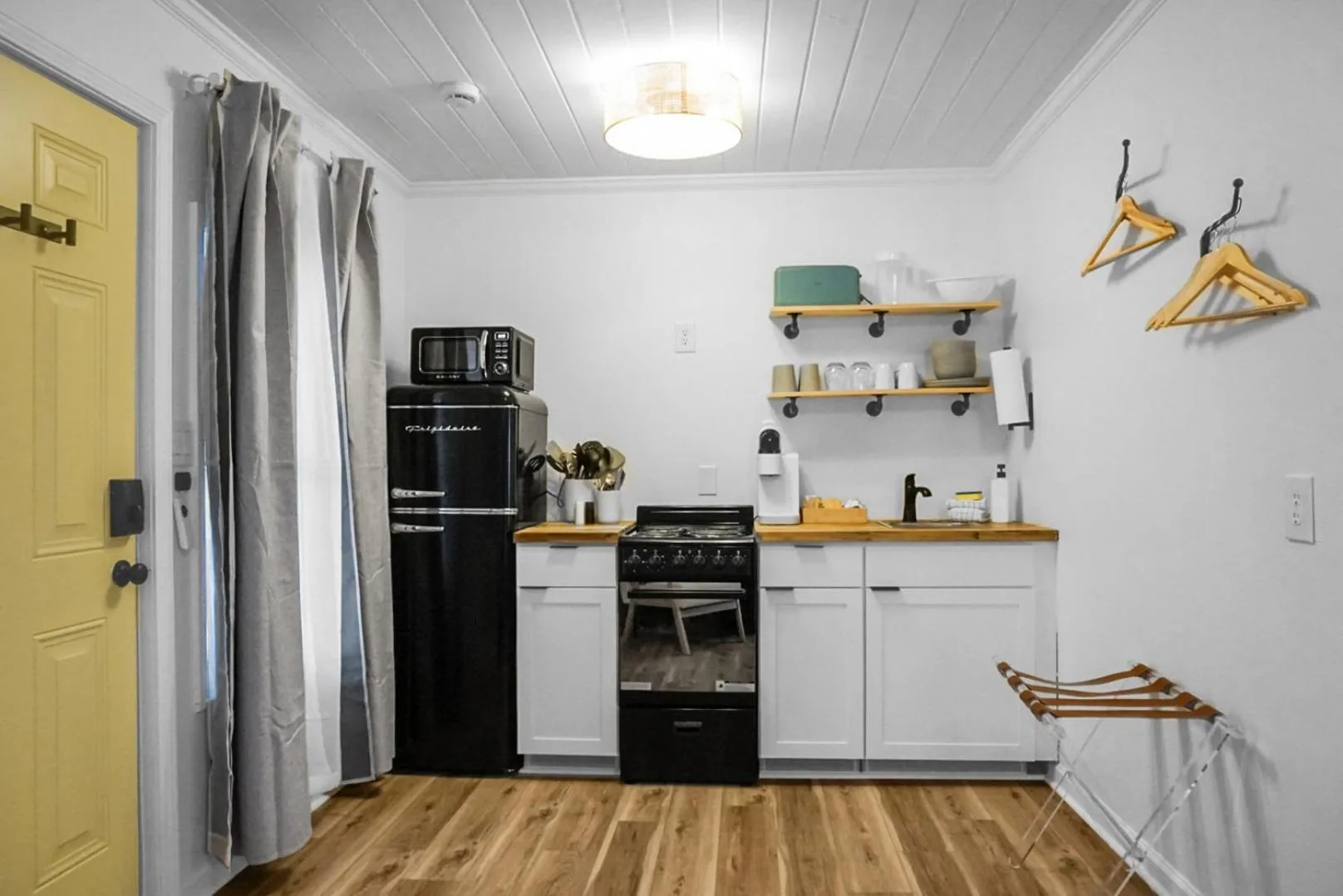 Kitchen or kitchenette in The Boardwalk Inn