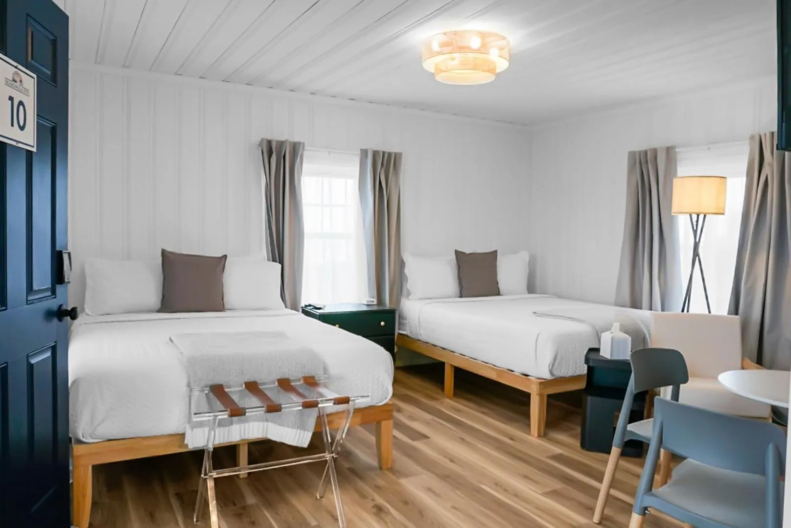 Photo of the whole room, Bed in The Boardwalk Inn