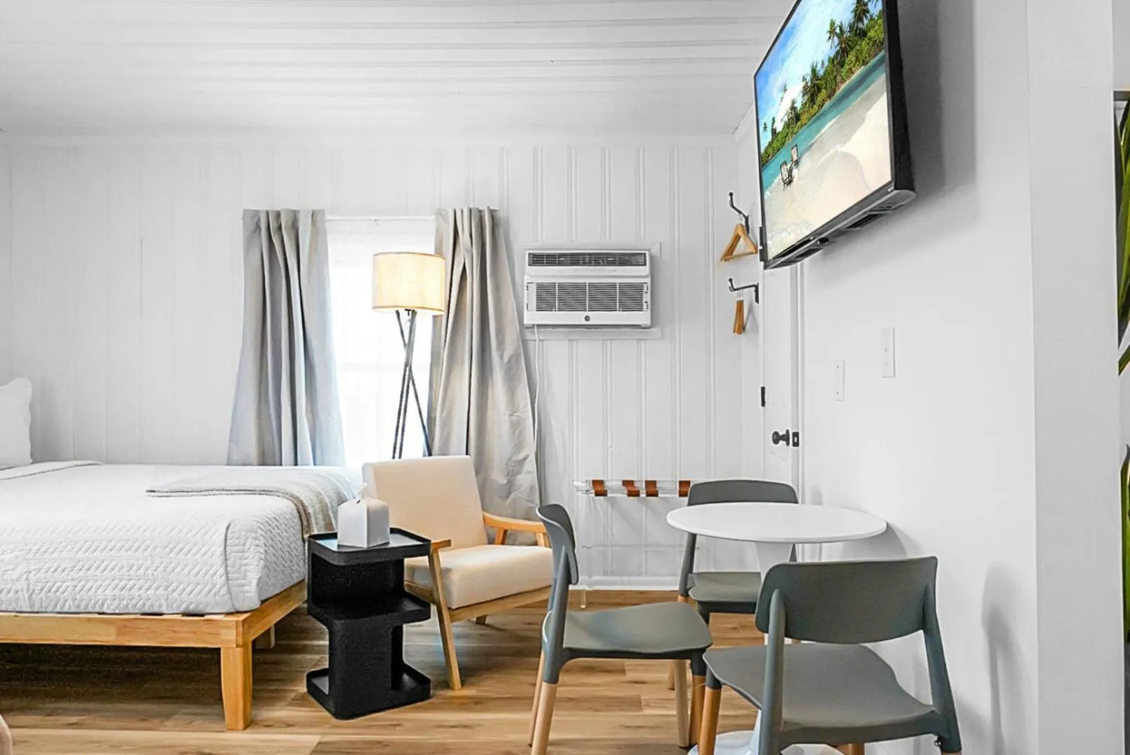 Photo of the whole room, Bed in The Boardwalk Inn