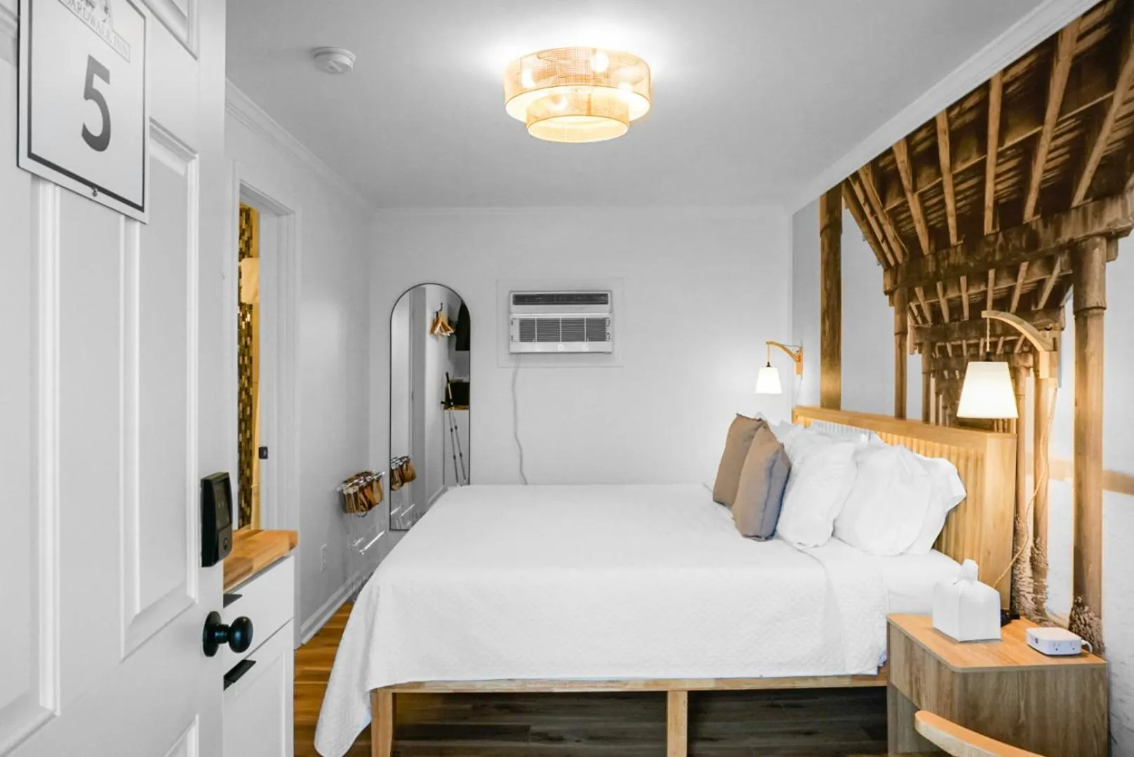 Photo of the whole room, Bed in The Boardwalk Inn