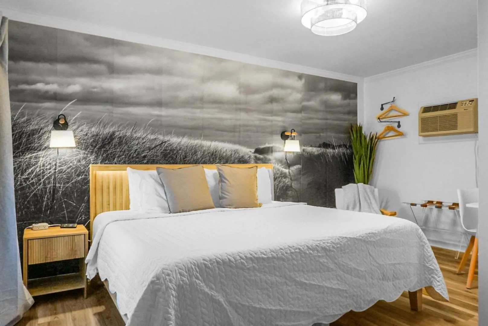 Photo of the whole room, Bed in The Boardwalk Inn