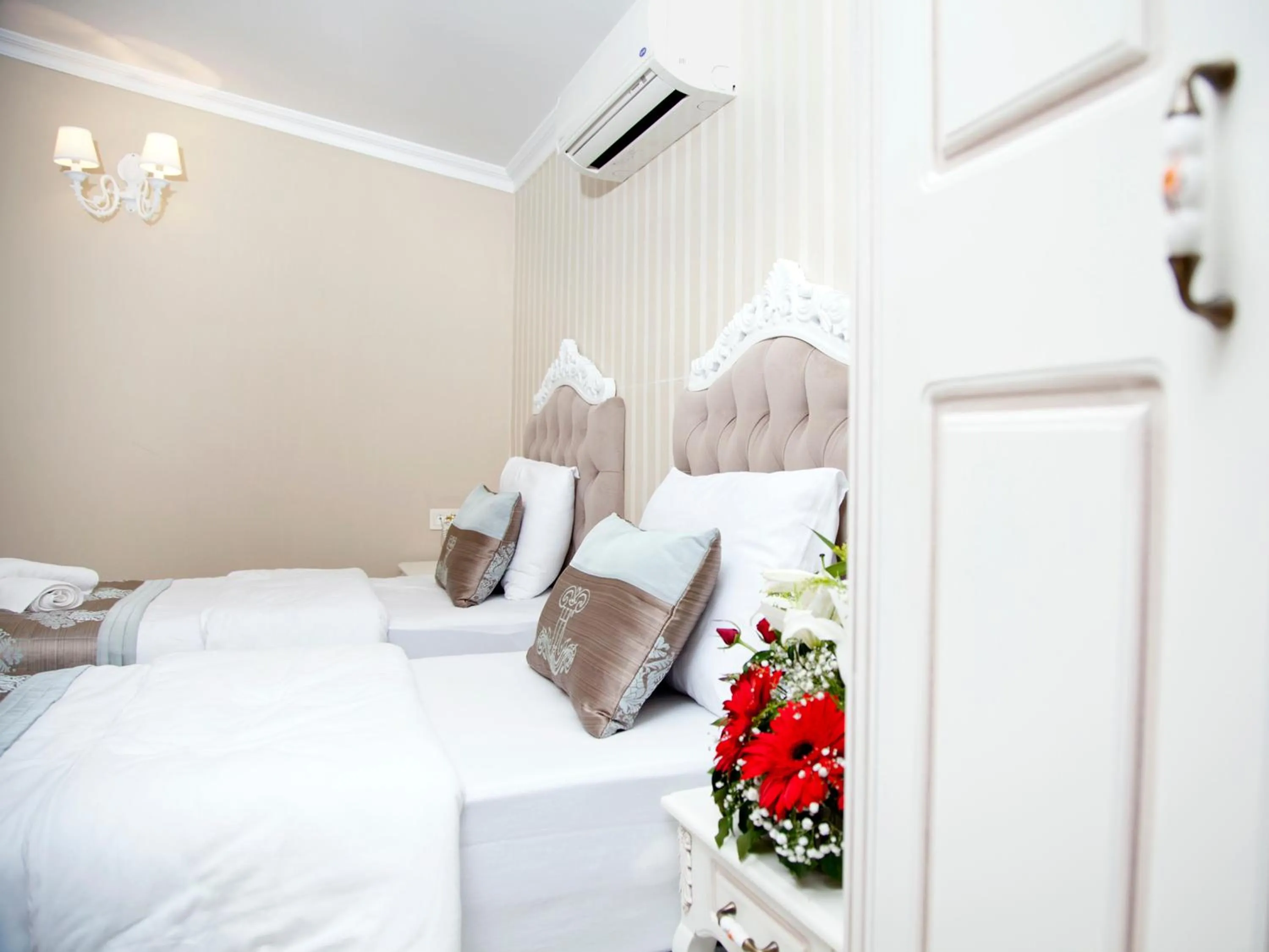 Photo of the whole room, Bed in Kadi Konagi Thermal Hotel