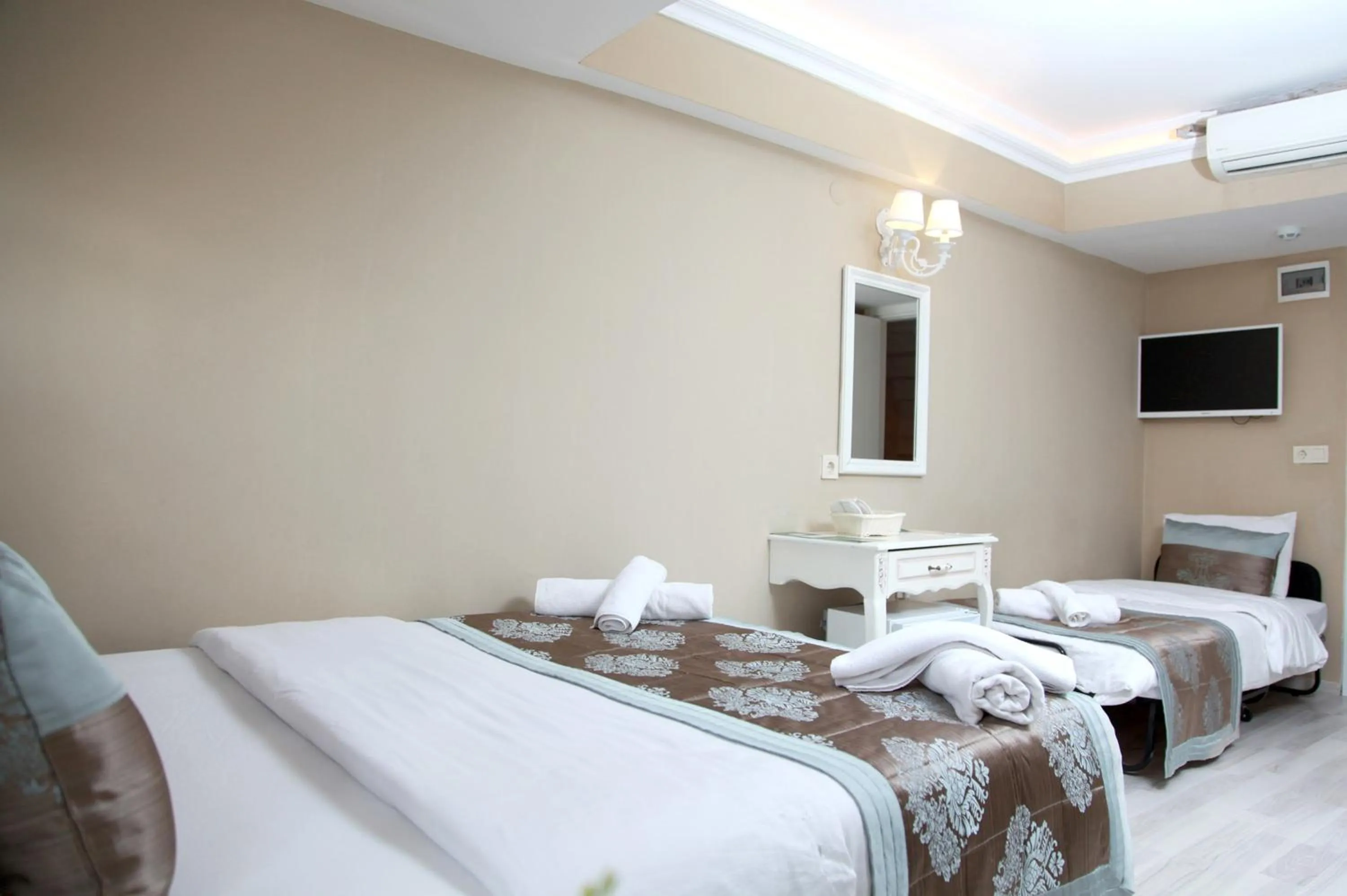 Bed in Kadi Konagi Thermal Hotel