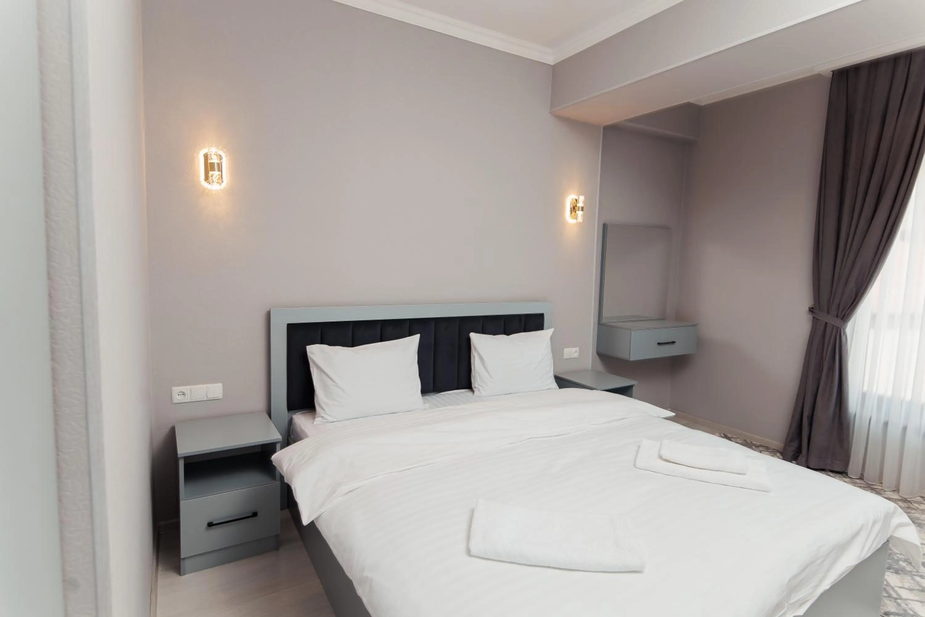 Photo of the whole room, Bed in Polar Bear