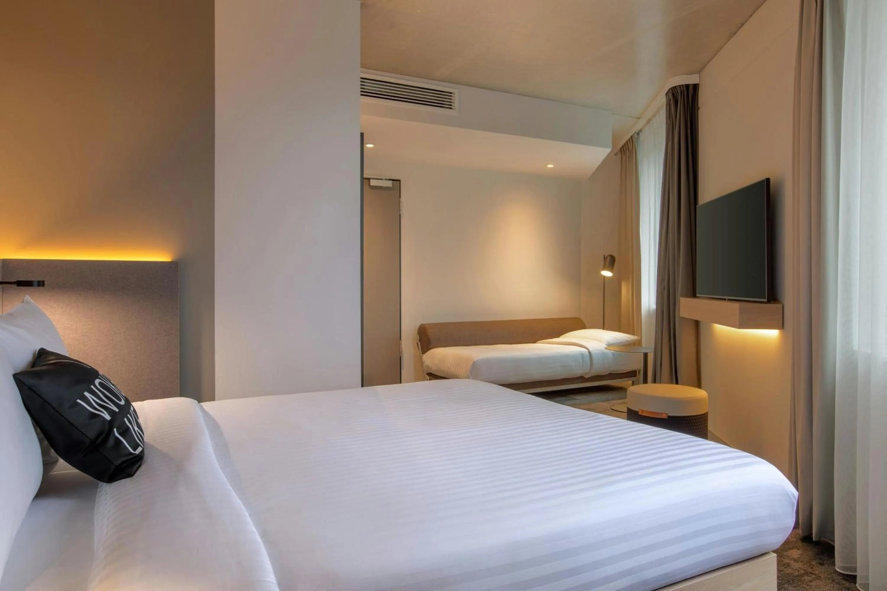 Photo of the whole room, Bed in Moxy Hamburg - Finkenwerder