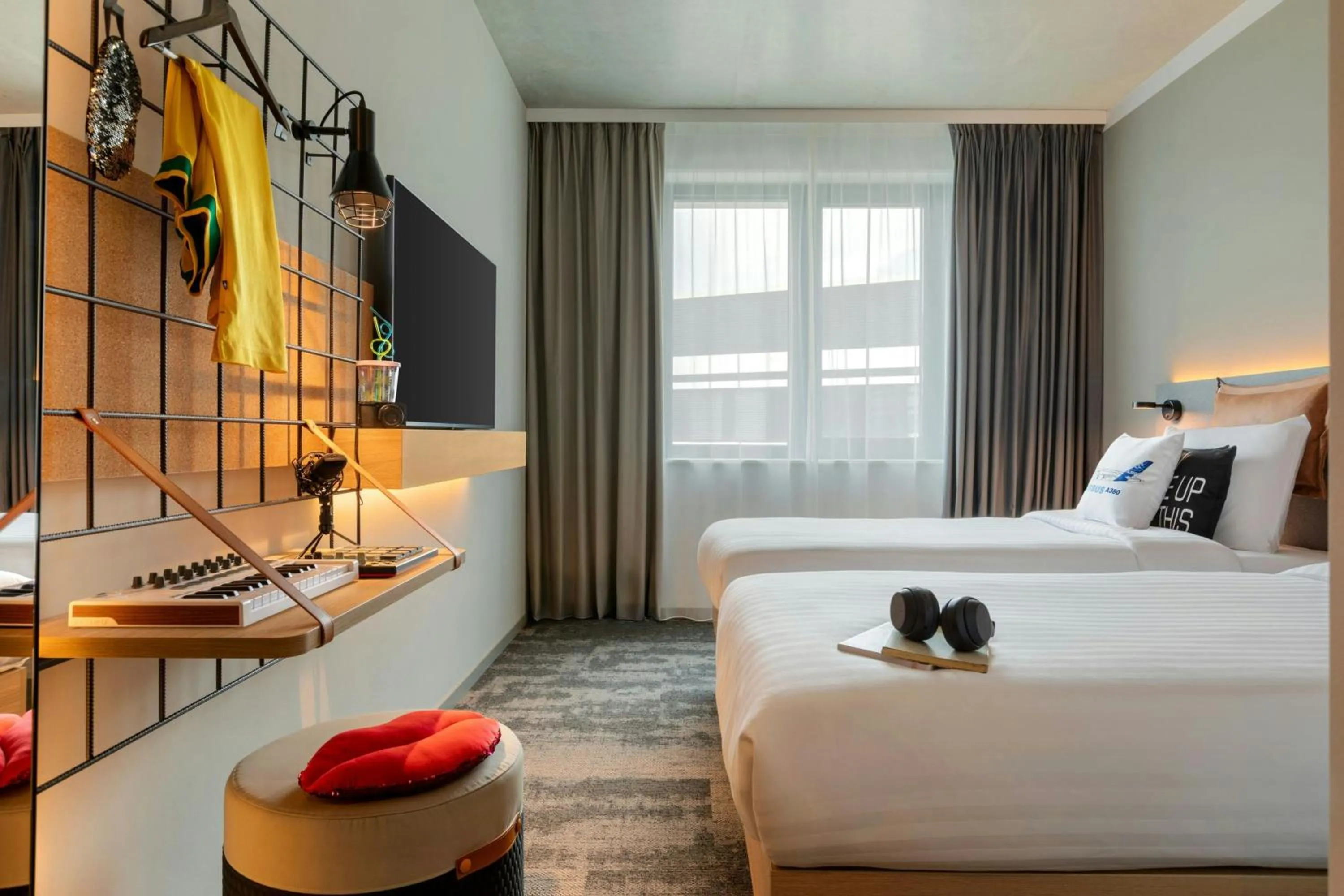 Photo of the whole room, Bed in Moxy Hamburg - Finkenwerder