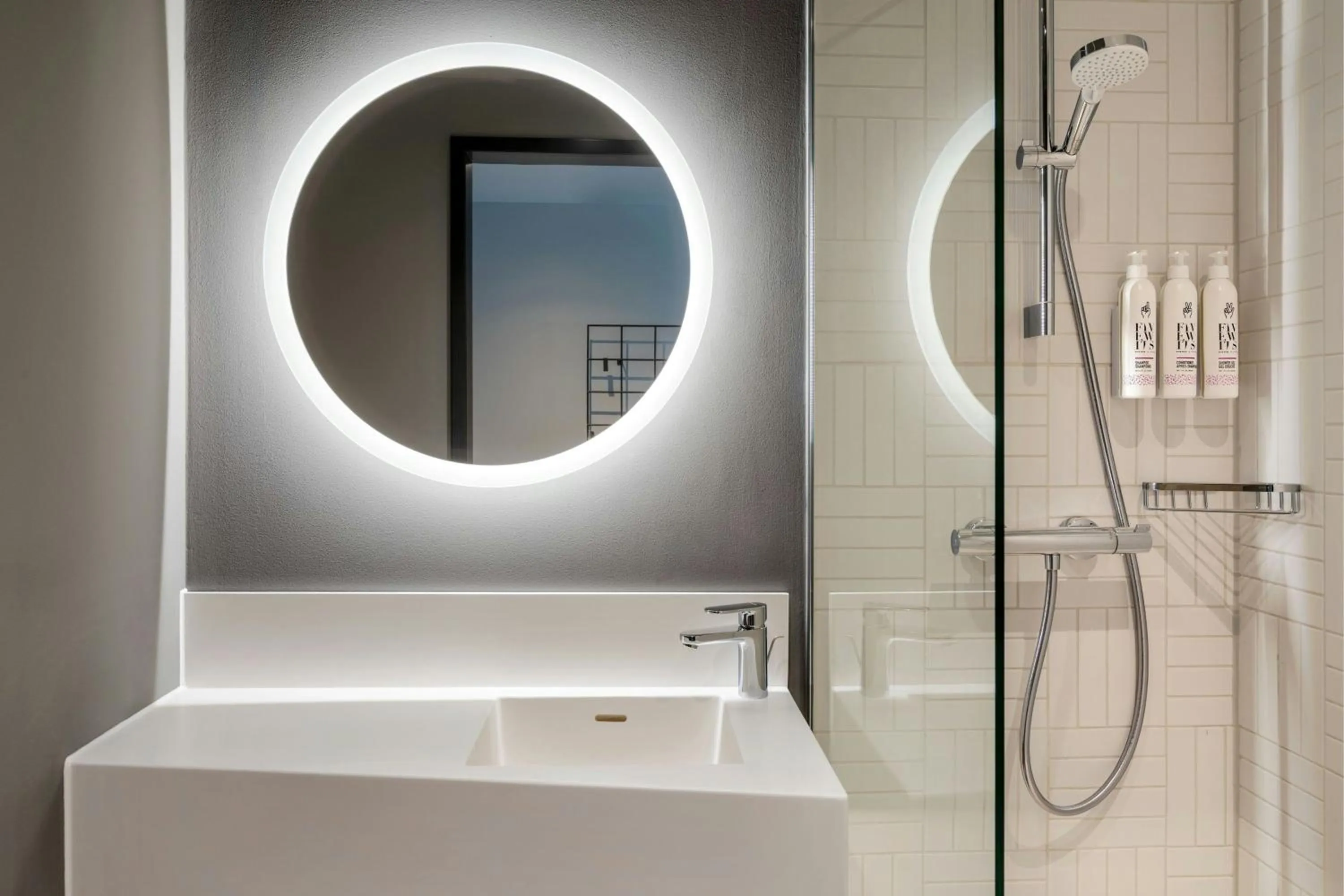 Bathroom in Moxy Hamburg - Finkenwerder