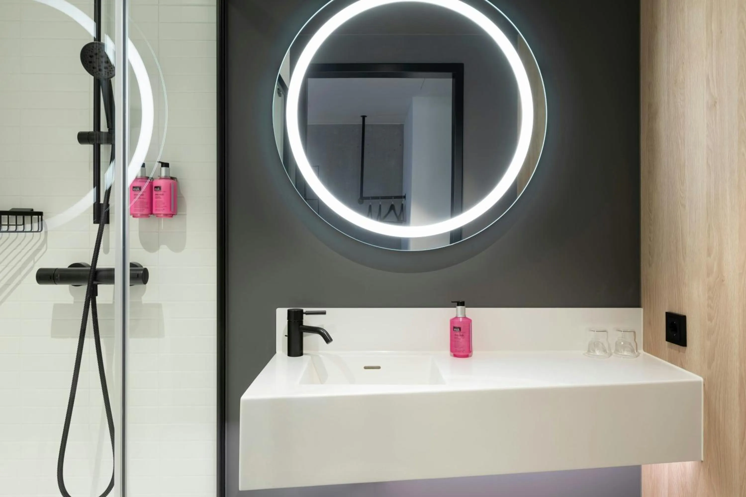 Bathroom in Moxy Hamburg - Finkenwerder