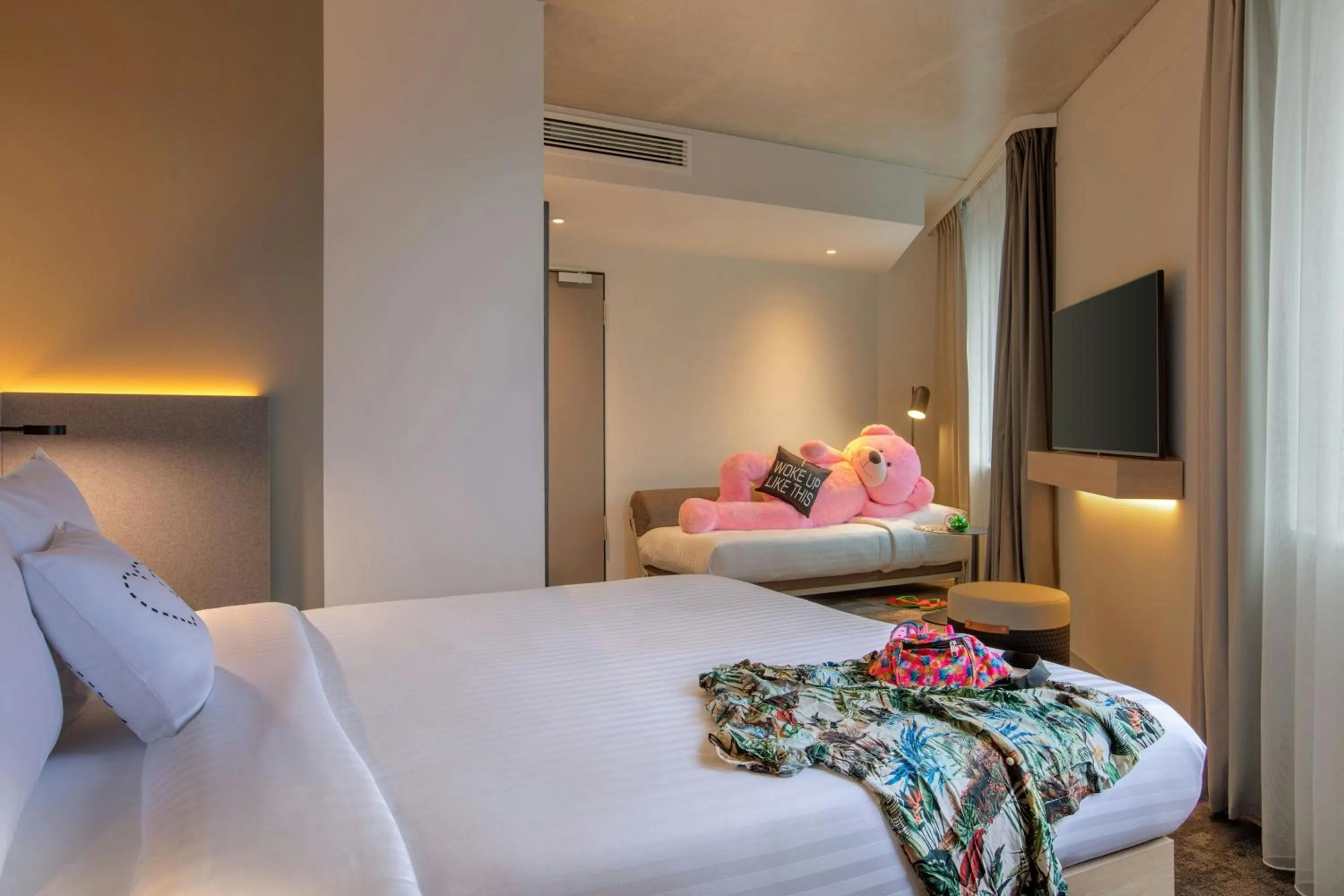 Photo of the whole room, Bed in Moxy Hamburg - Finkenwerder