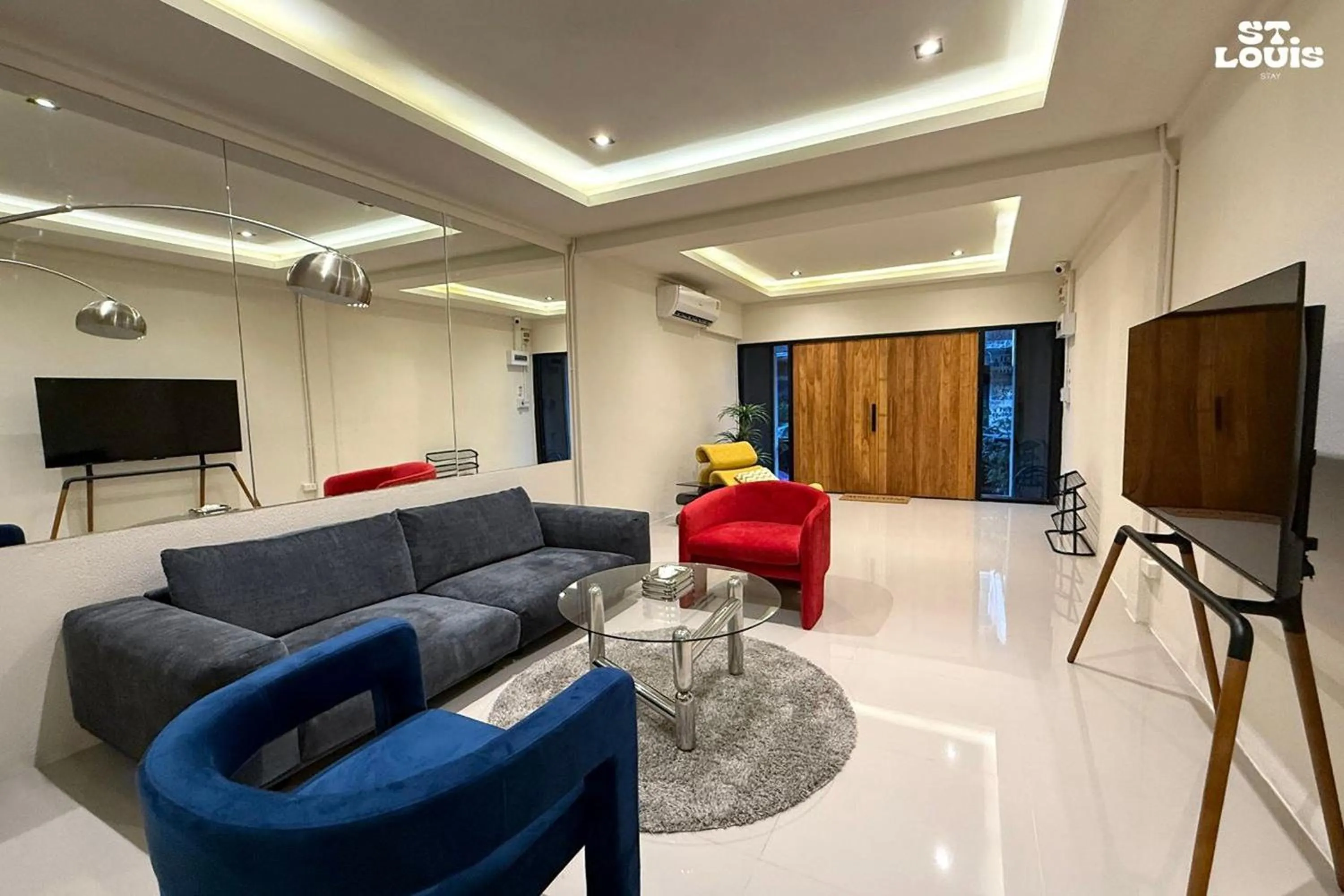 Communal lounge/ TV room in Saint Louis Stay