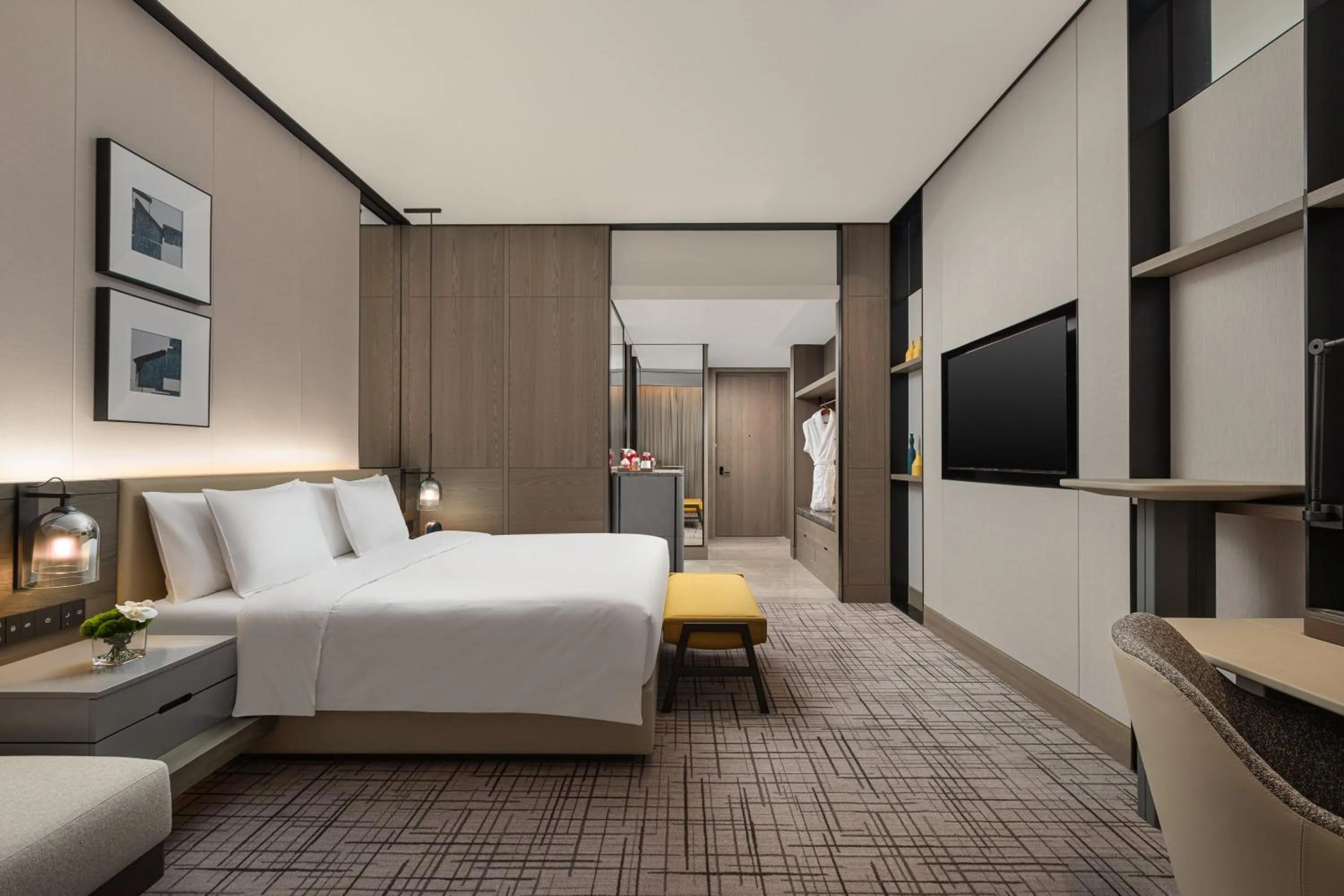 Photo of the whole room, Bed in Crowne Plaza Quzhou, an IHG Hotel