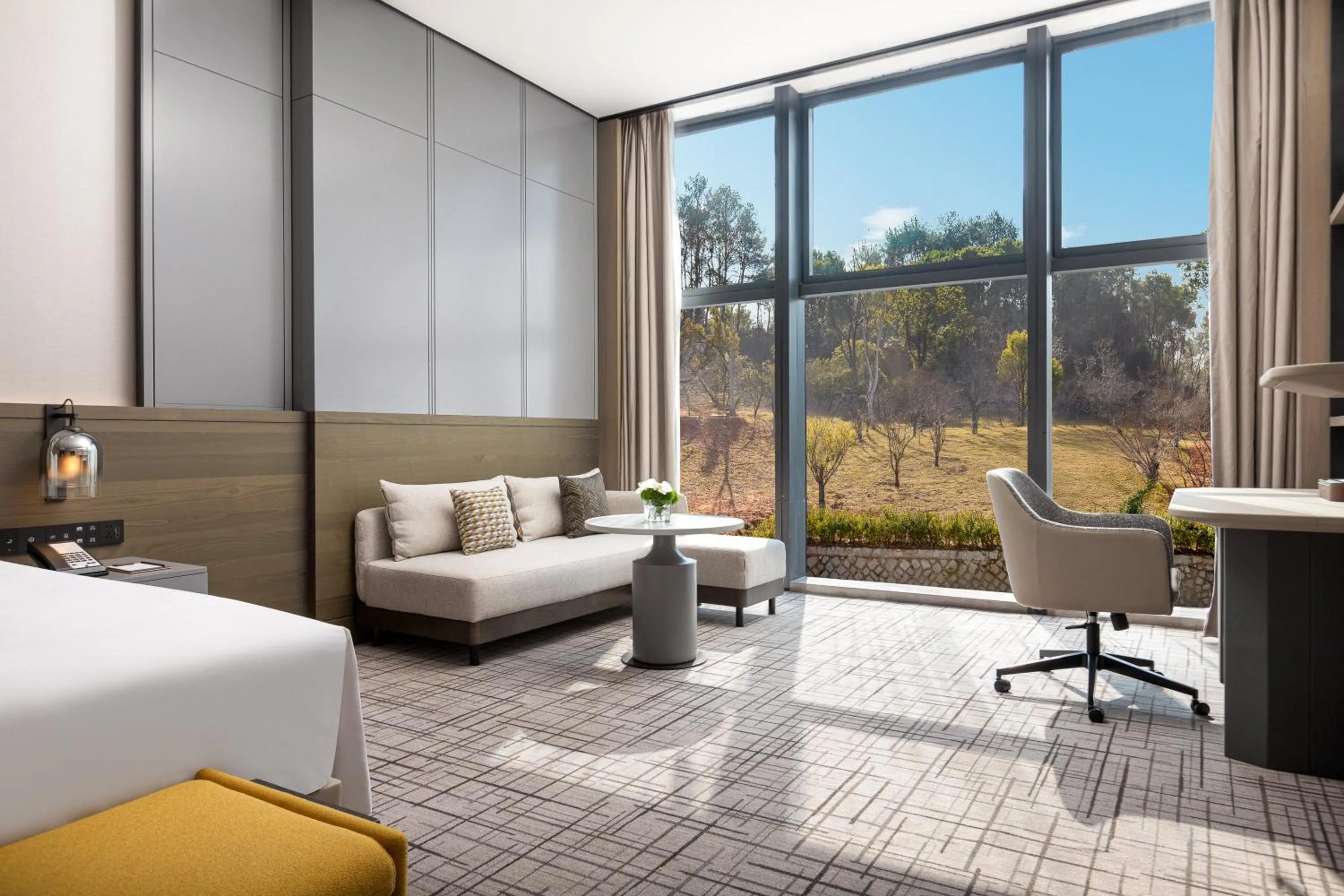 Photo of the whole room, Bed in Crowne Plaza Quzhou, an IHG Hotel