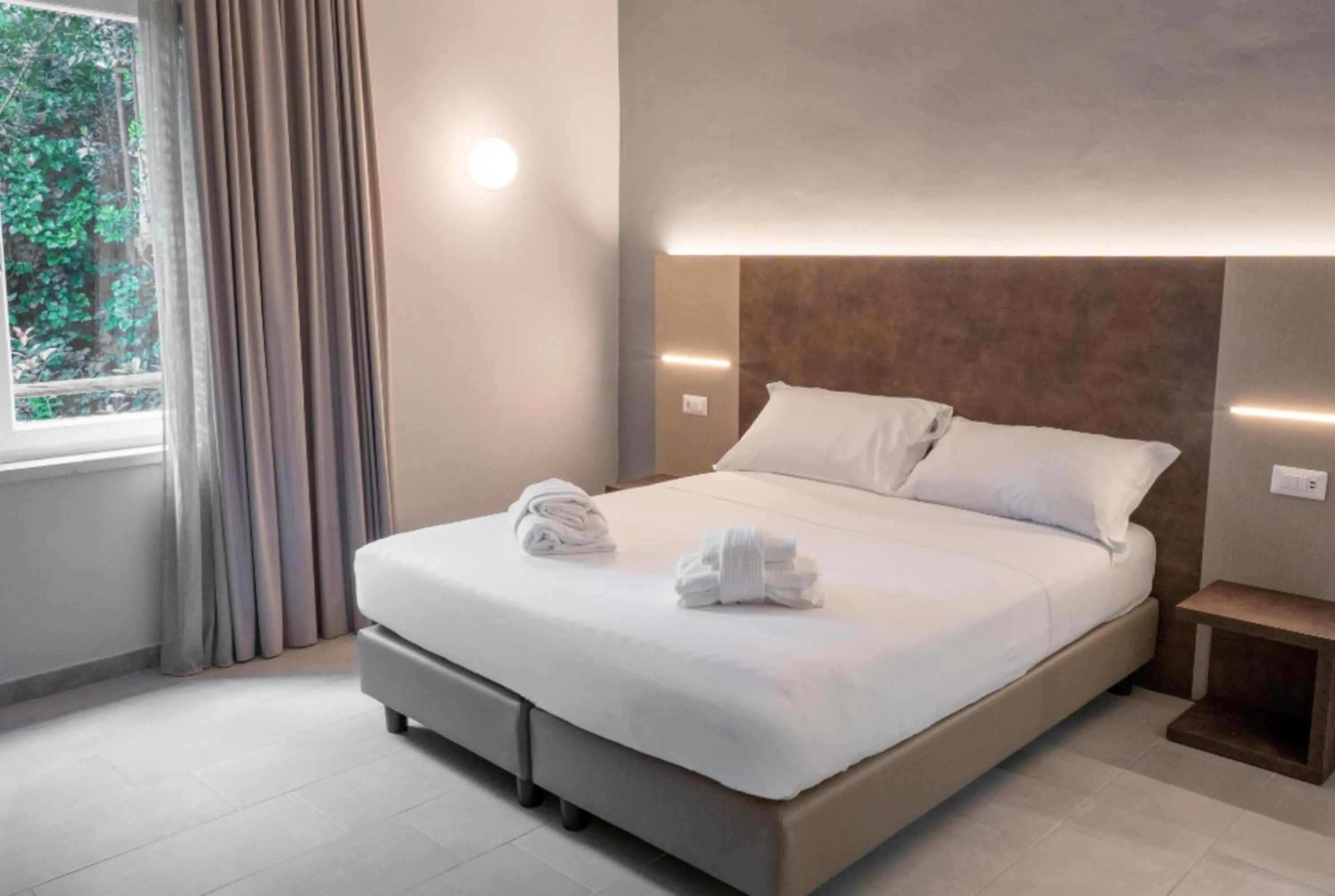 Photo of the whole room, Bed in Tiber Suite