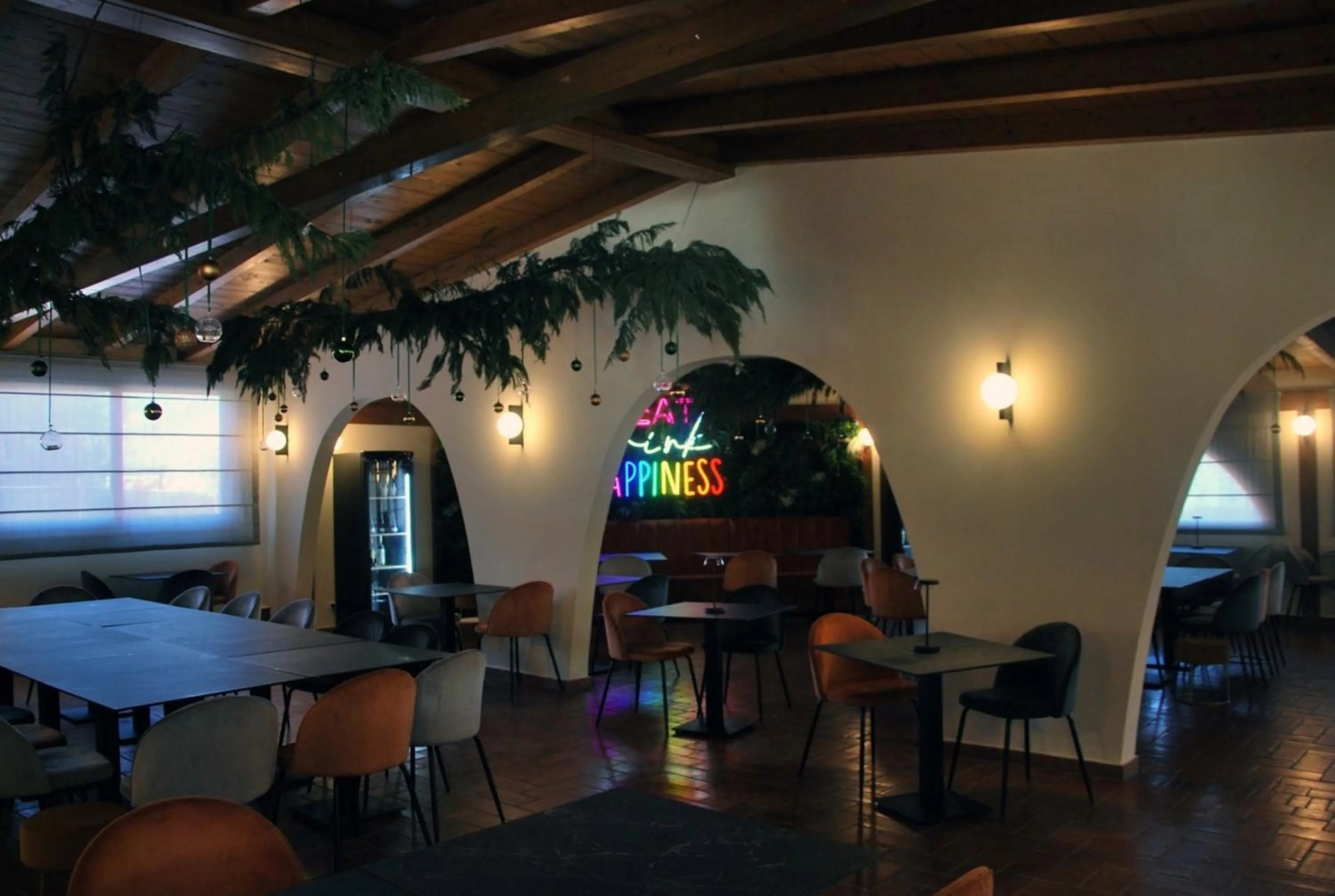 Restaurant/places to eat in Tiber Suite