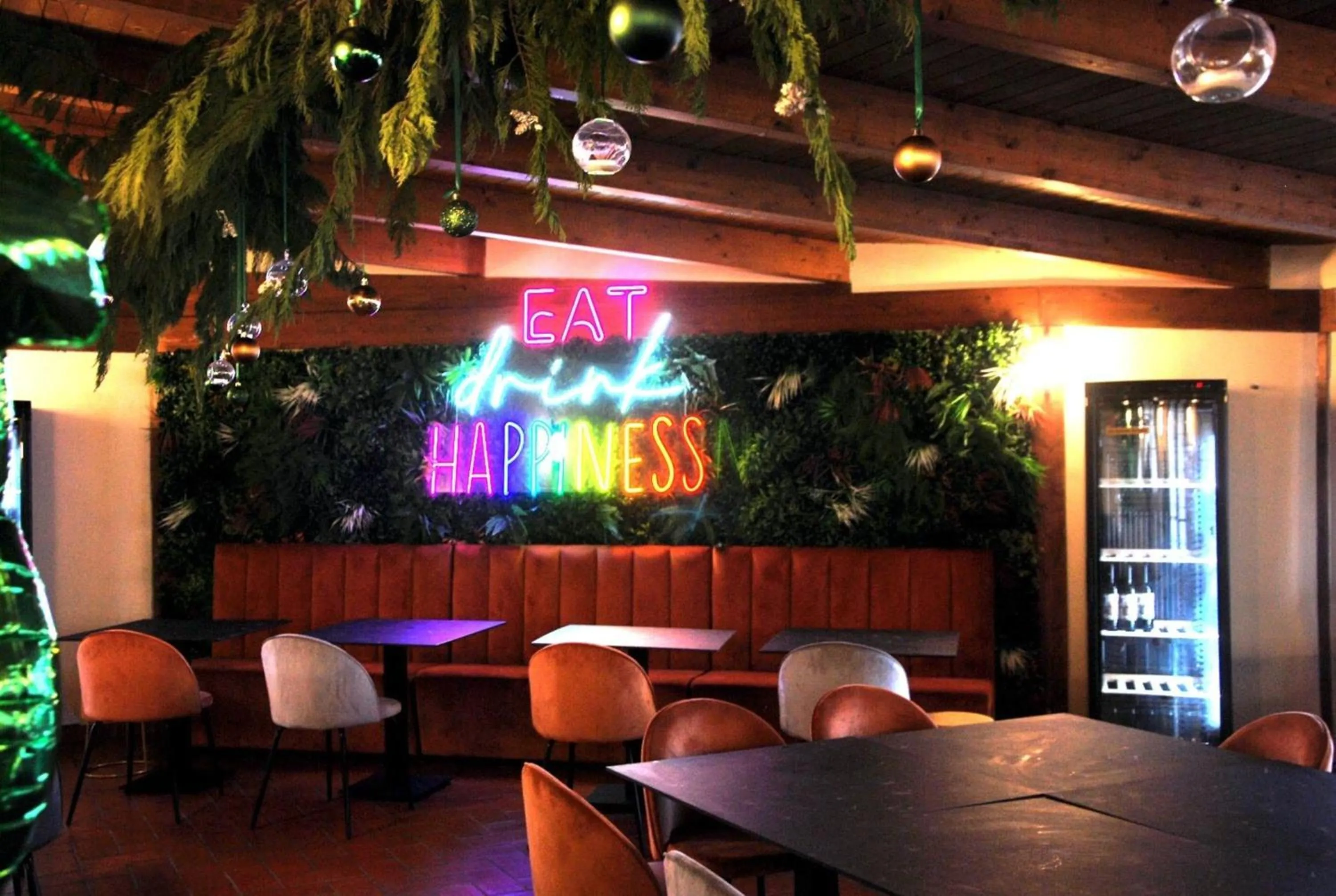 Restaurant/places to eat in Tiber Suite