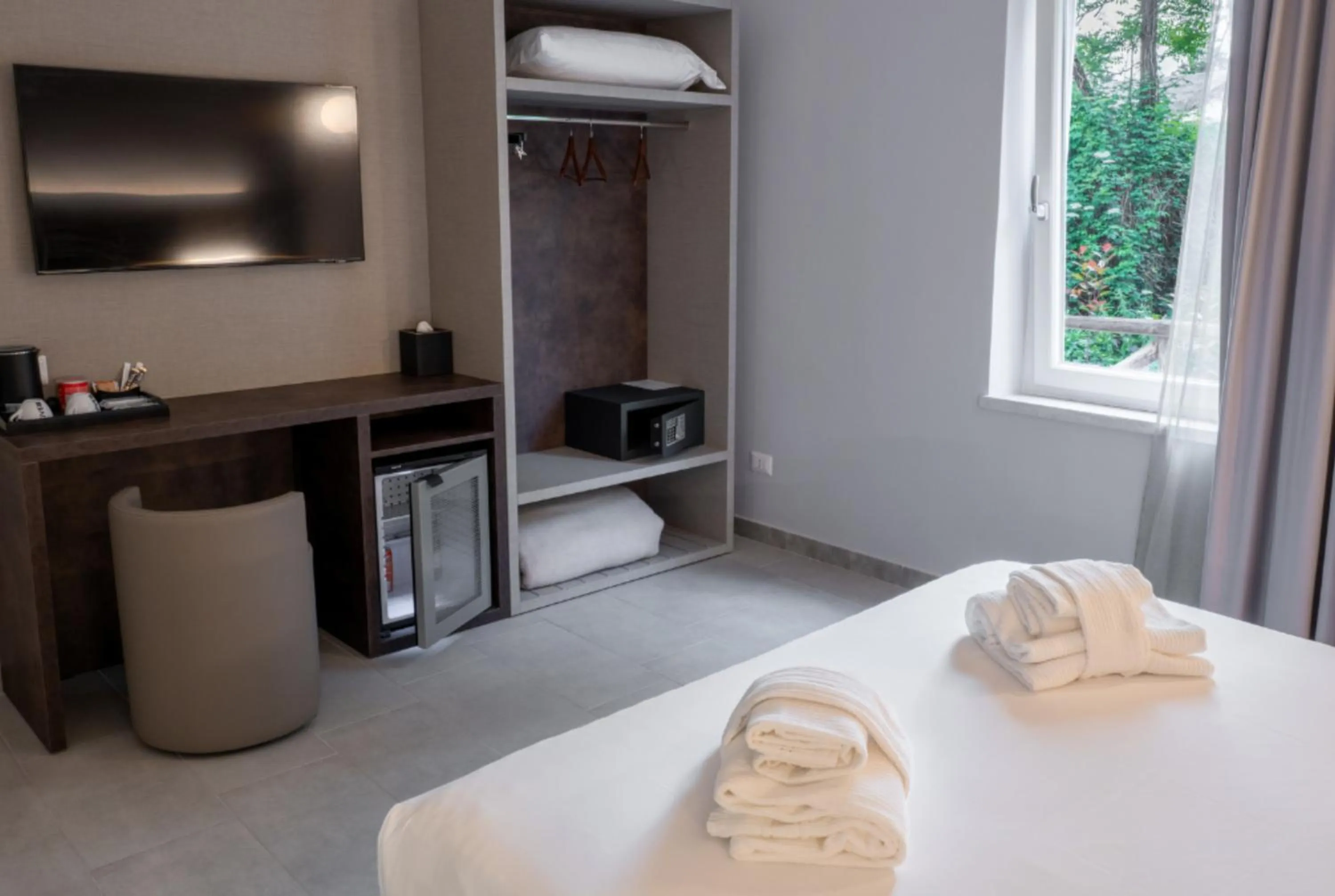 Photo of the whole room, Bed in Tiber Suite