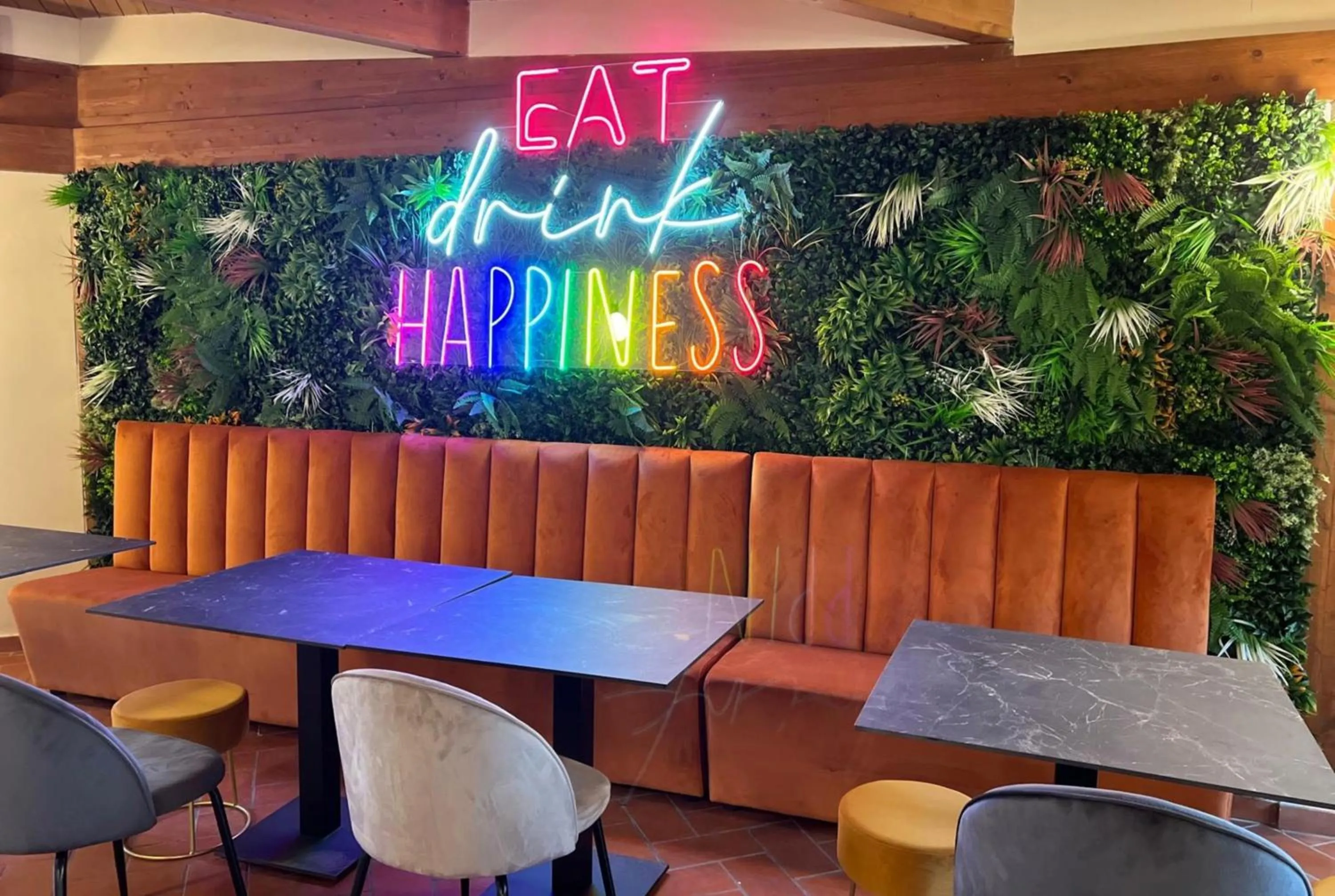 Restaurant/places to eat in Tiber Suite