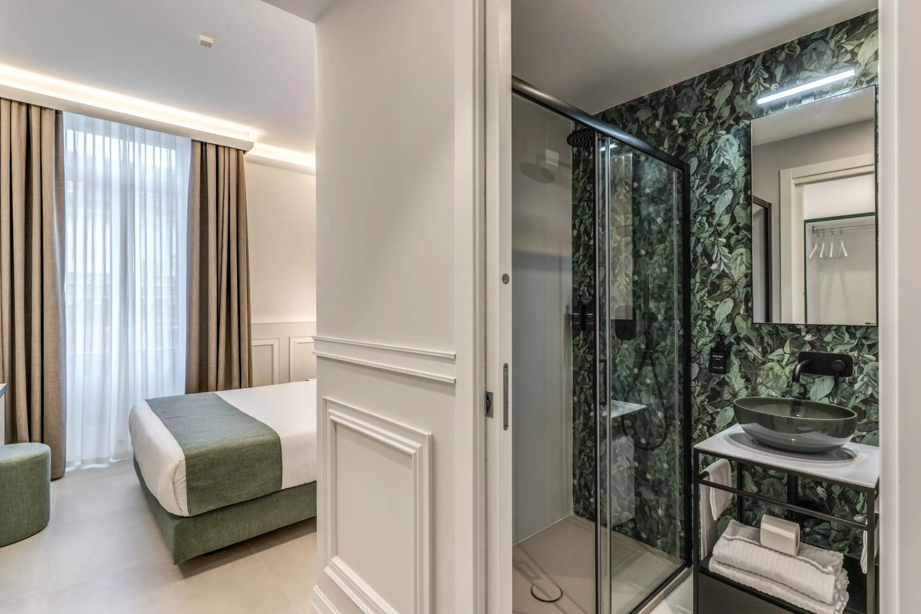 Shower, Bed in Relais Marco Polo