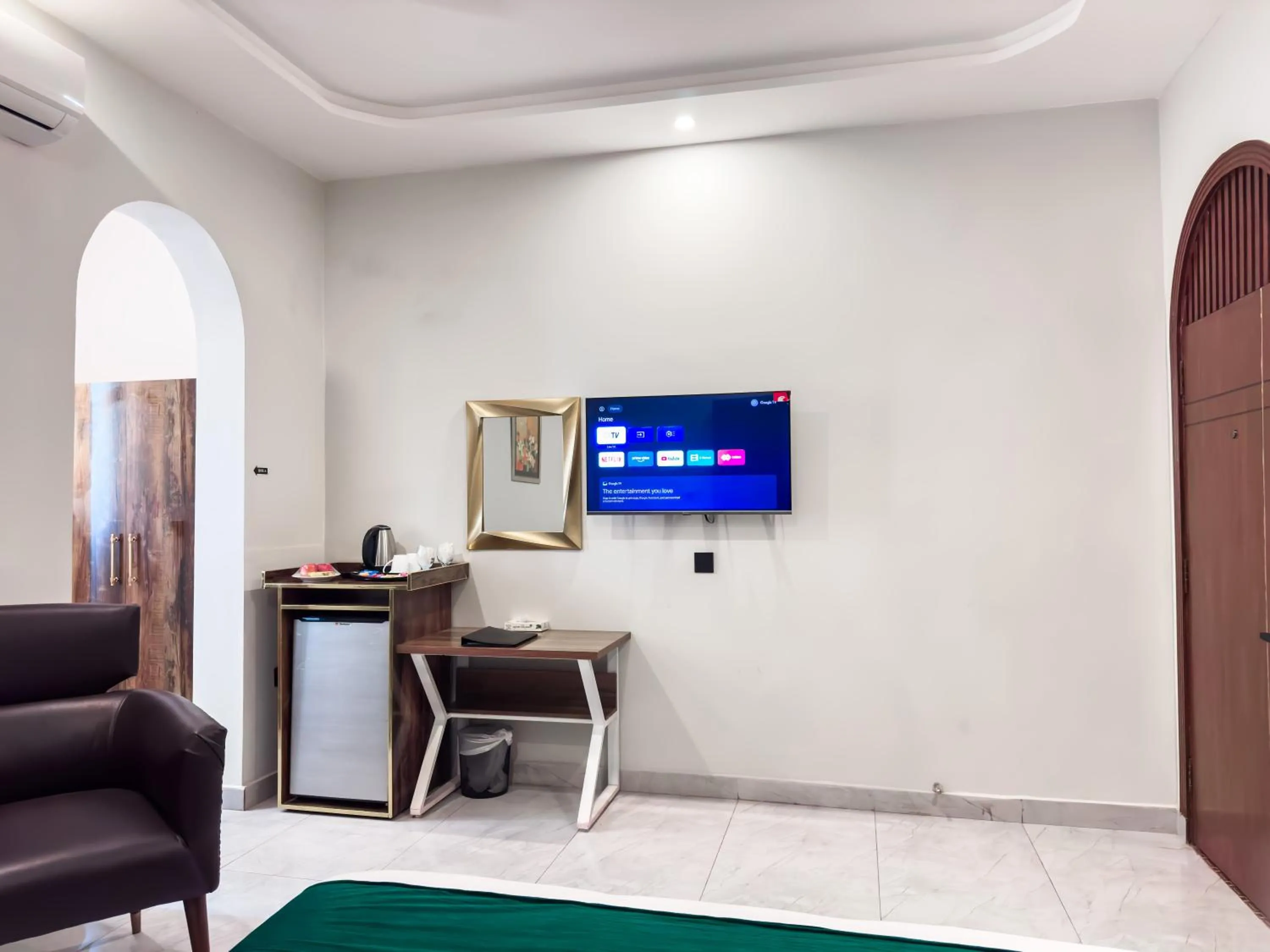 TV and multimedia in Grand Shalimar Hotel