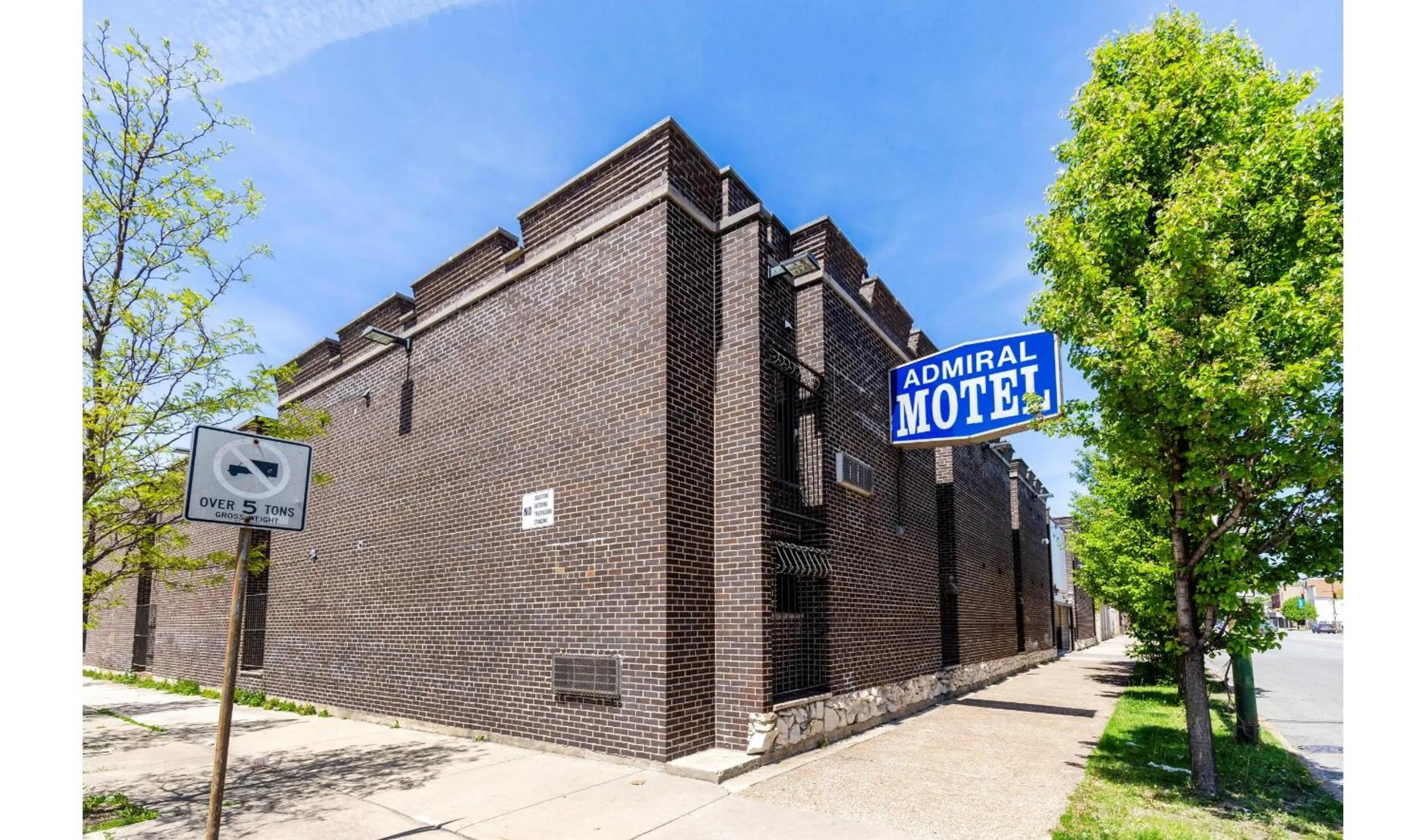 Facade/entrance in Admiral Motel By OYO Chicago I-94