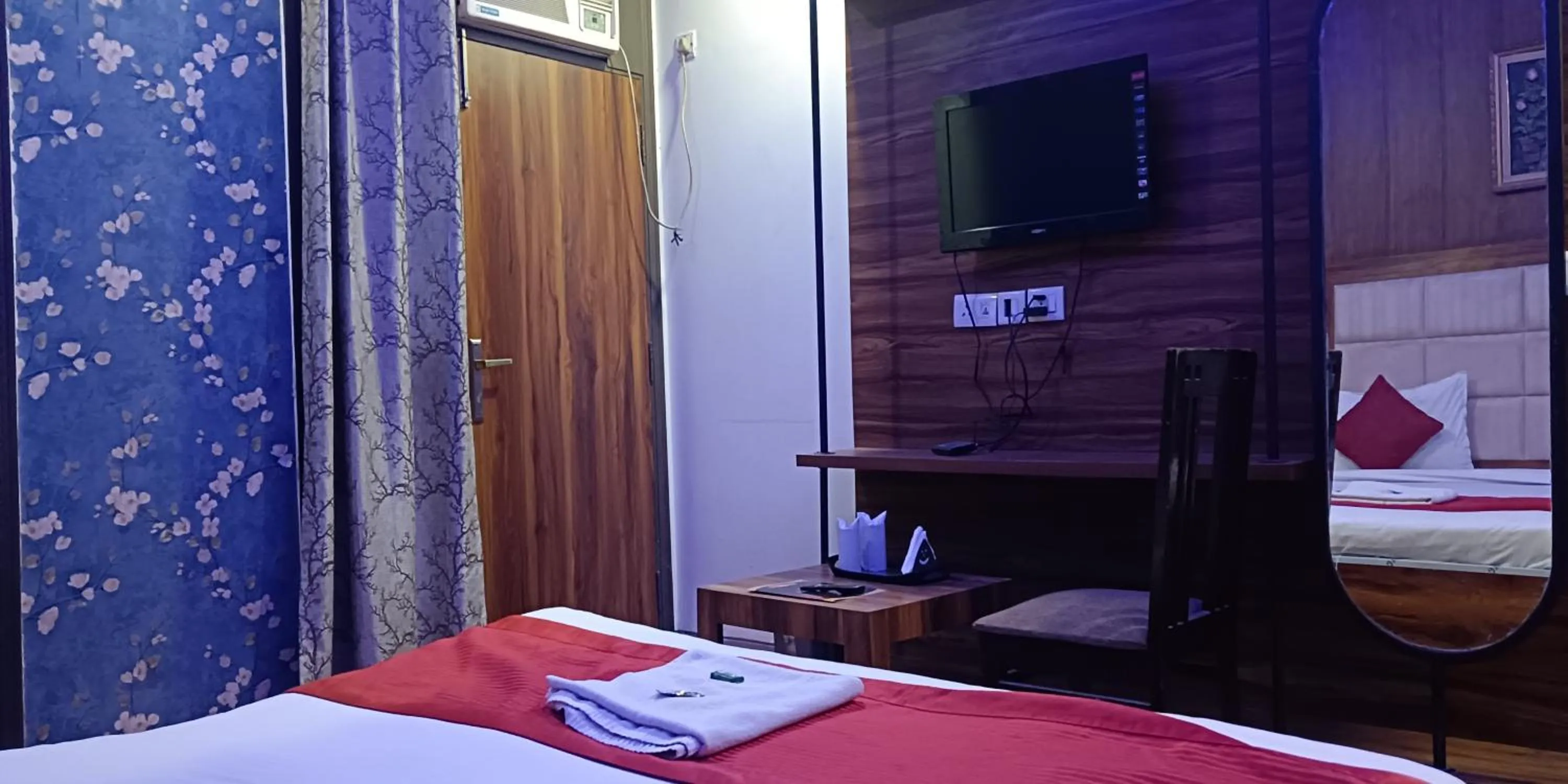 Bed in Hotel RTS Plaza Near IGI Airport