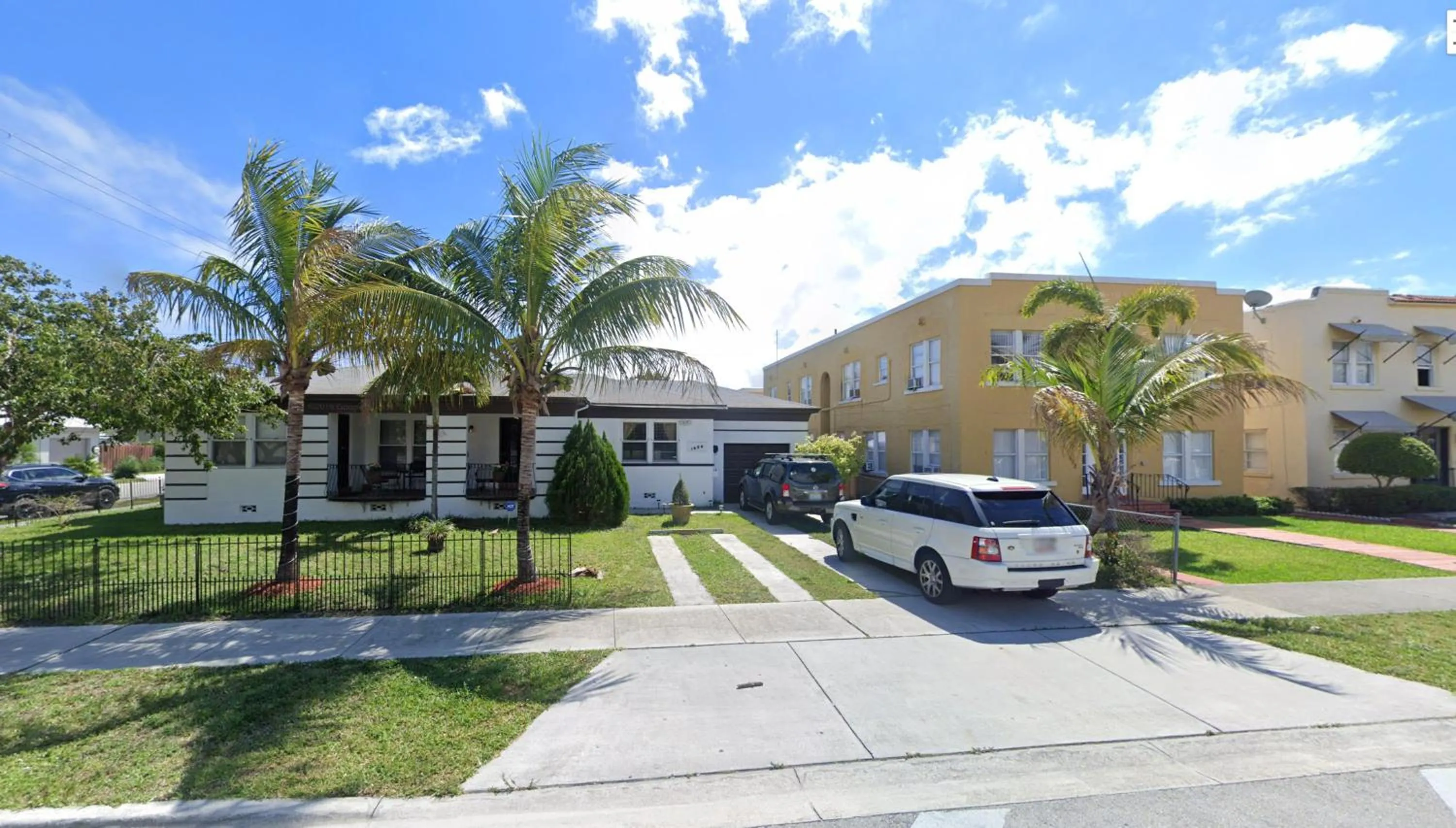 Street view in Large 4BR, 4BA House Beach, Entertainment, Nightlife